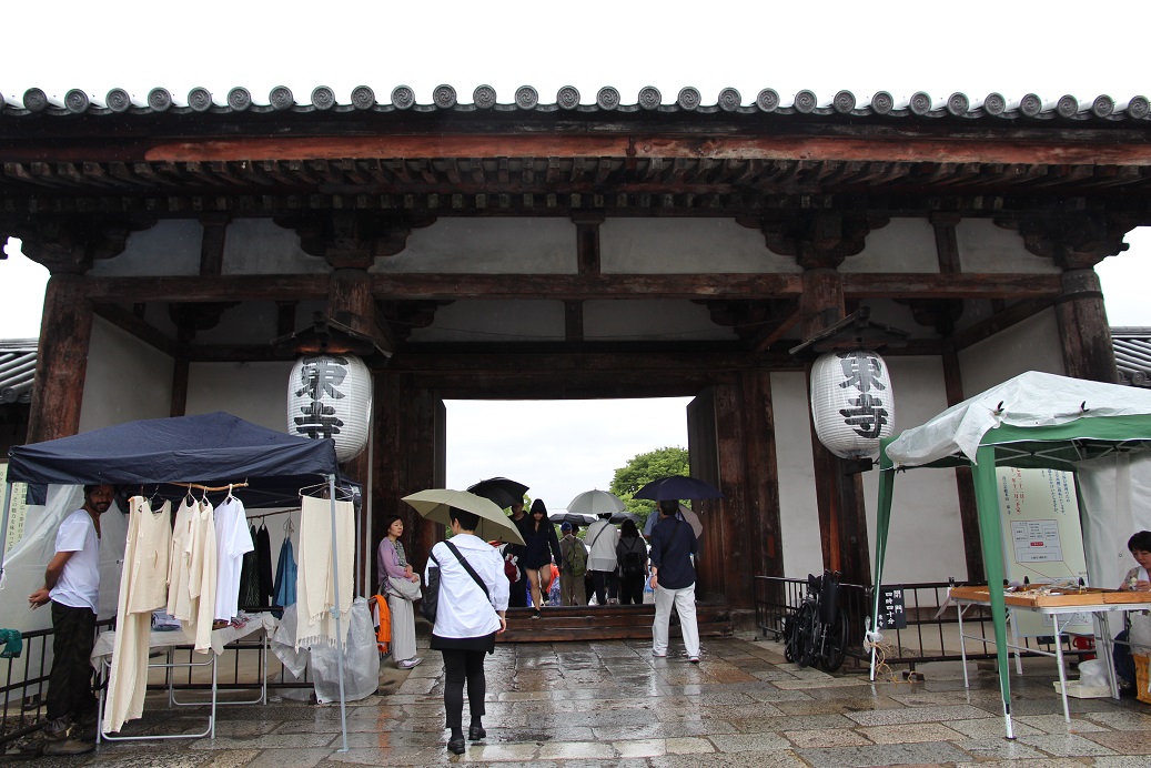 市集就在東寺裏面。