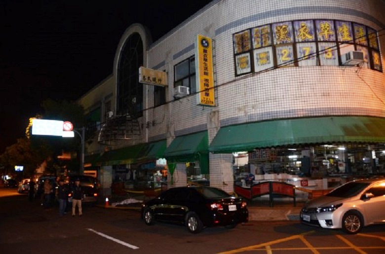 退休保警在市場1樓割頸後，跑到樓頂跳樓自殺。（警方提供）