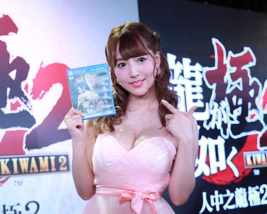 日本性感女優三上悠亞神秘來台,替PS4遊戲《人中之龍 極2》站台,還與百位粉絲們相見歡。
