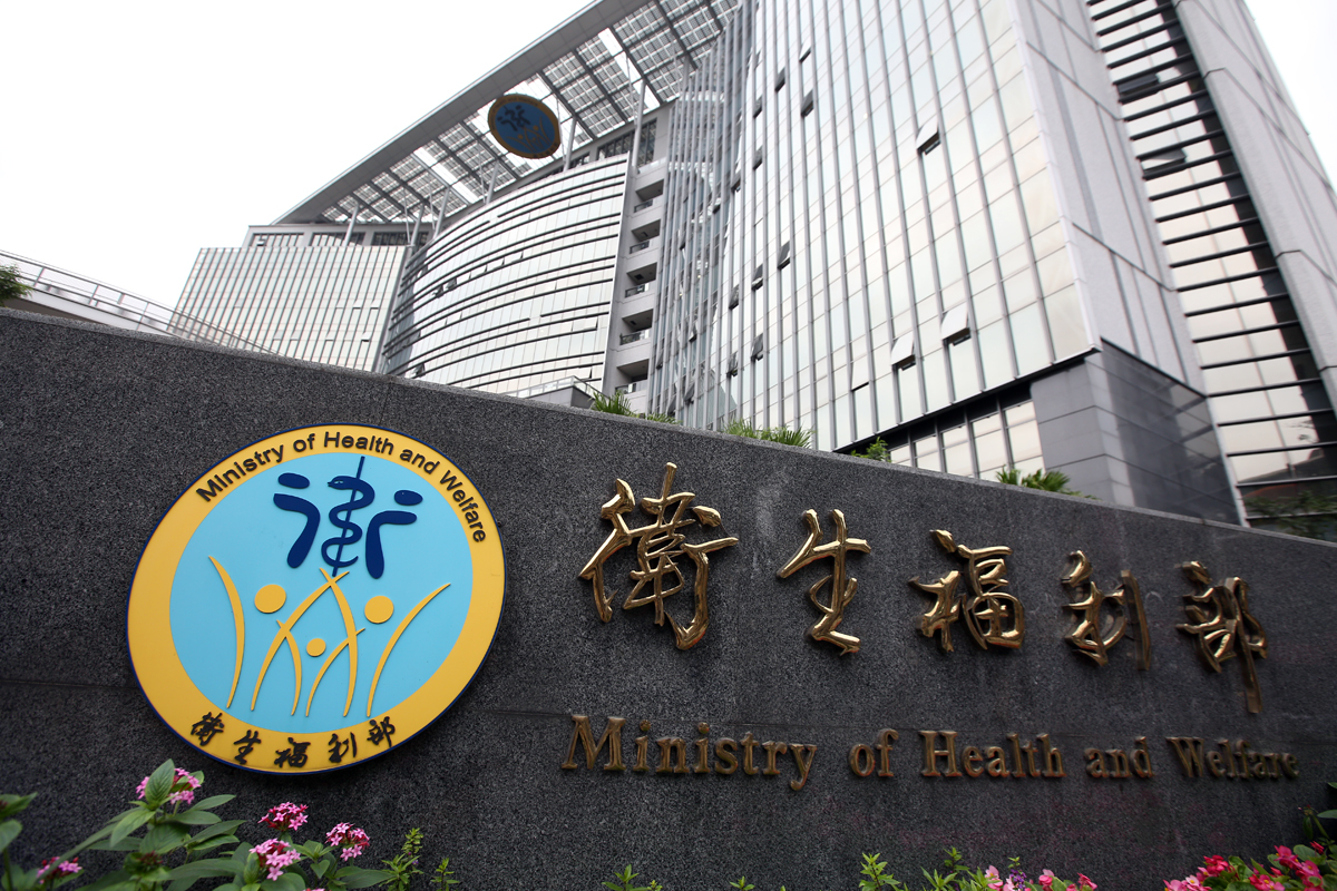 衛福部派人列席長庚董事會，堪稱是政府頭一遭強力介入醫療財團法人經營管理。