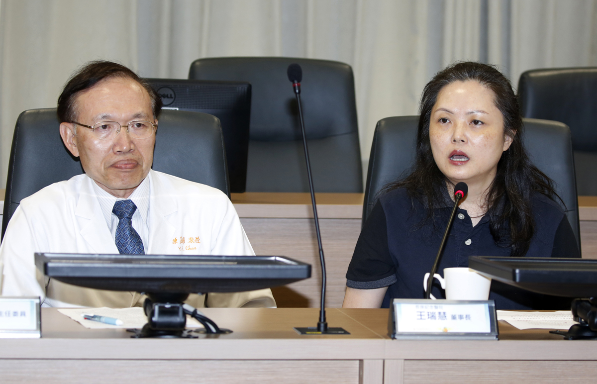 王瑞慧（右）講求績效，讓長庚醫院陷入前所未有的風波。