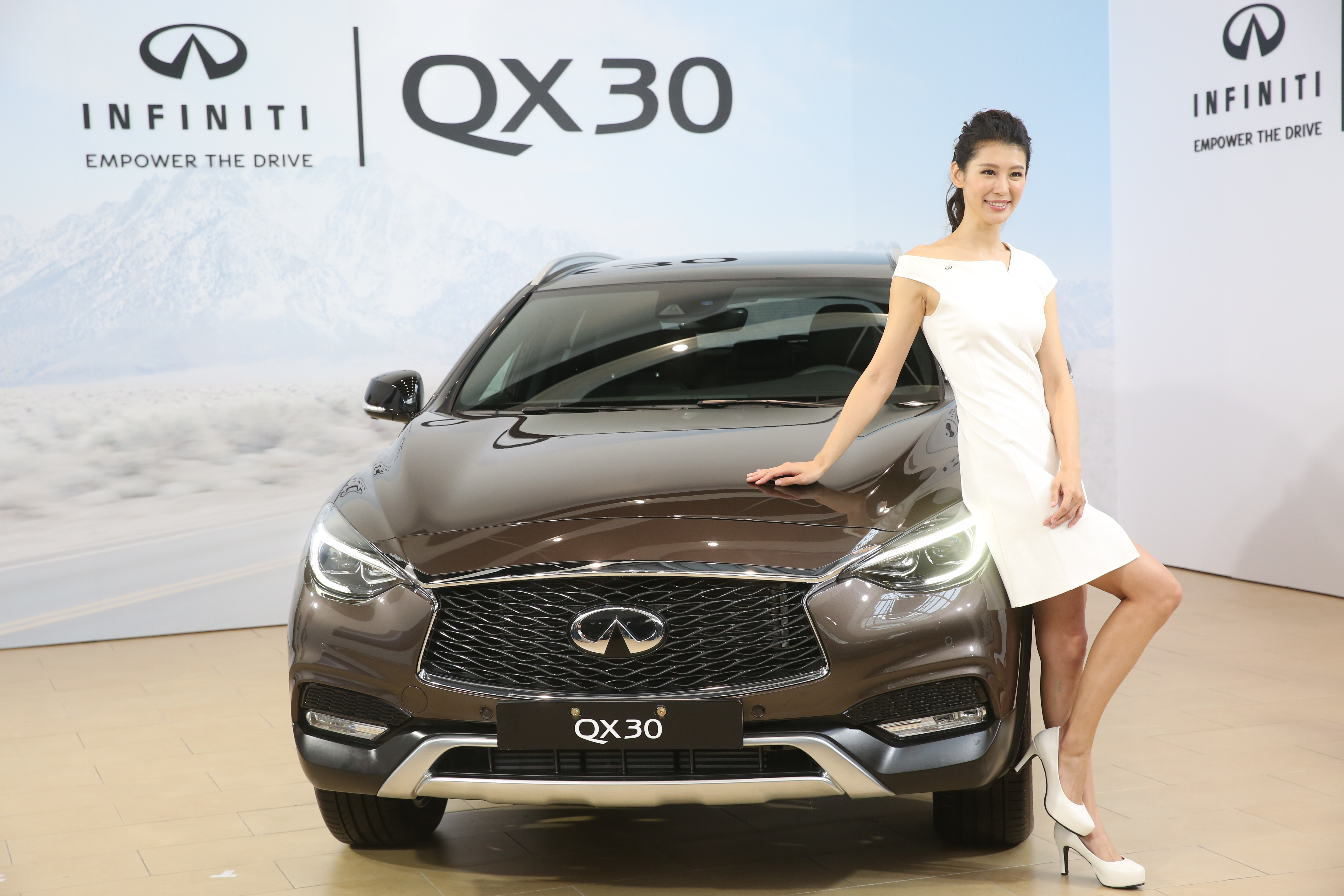 裕日車代理的豪華車品牌Infiniti率先預展跨界都會休旅QX30。