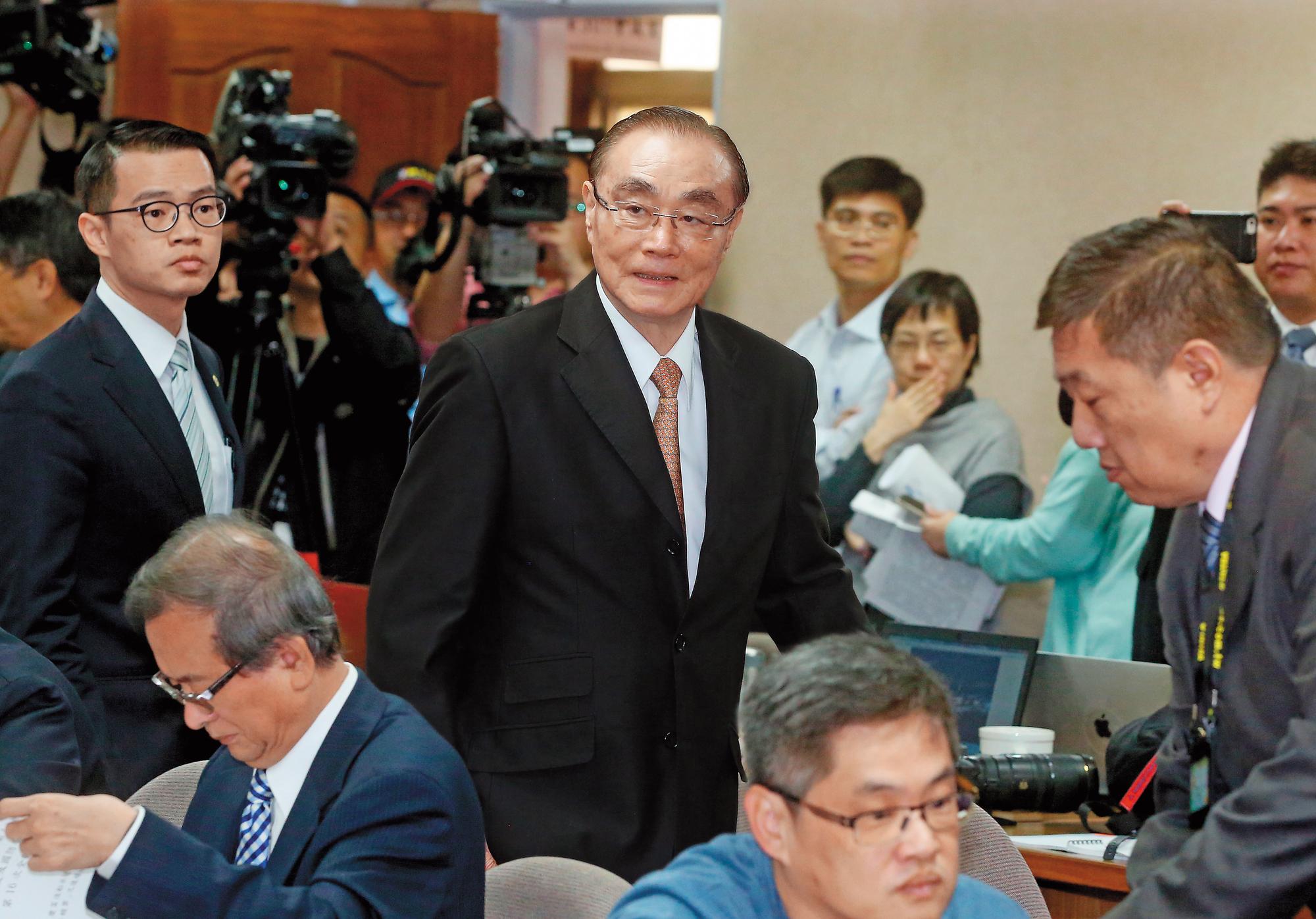 國防部長馮世寬不僅行事風格備受爭議,上任以來軍購弊案叢生,國軍形象嚴重受損。