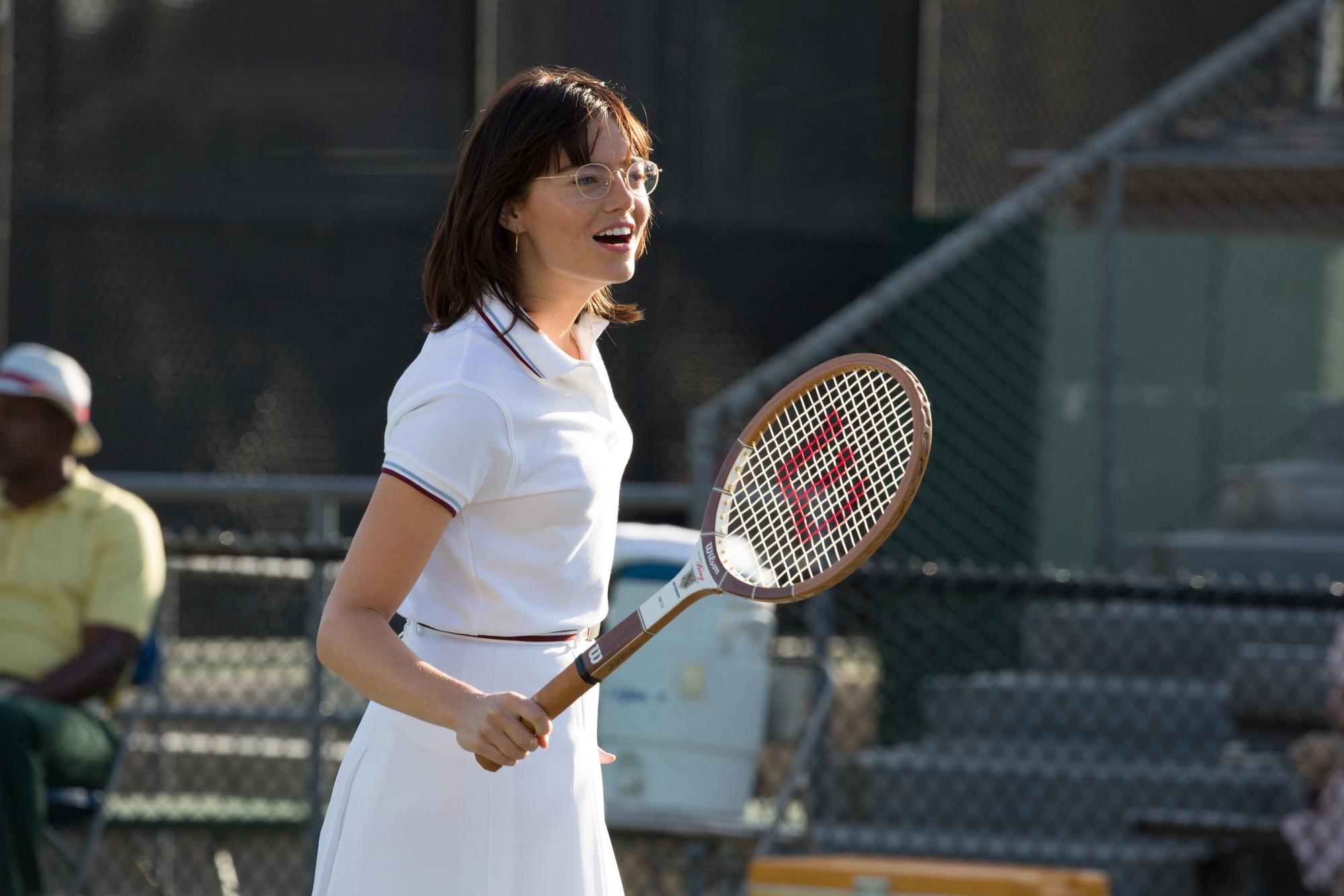 上一屆影后艾瑪史東這次憑扮演女網傳奇球后比莉珍金的《勝負反手拍》，再度入圍音樂喜劇類最佳女主角。（福斯提供）