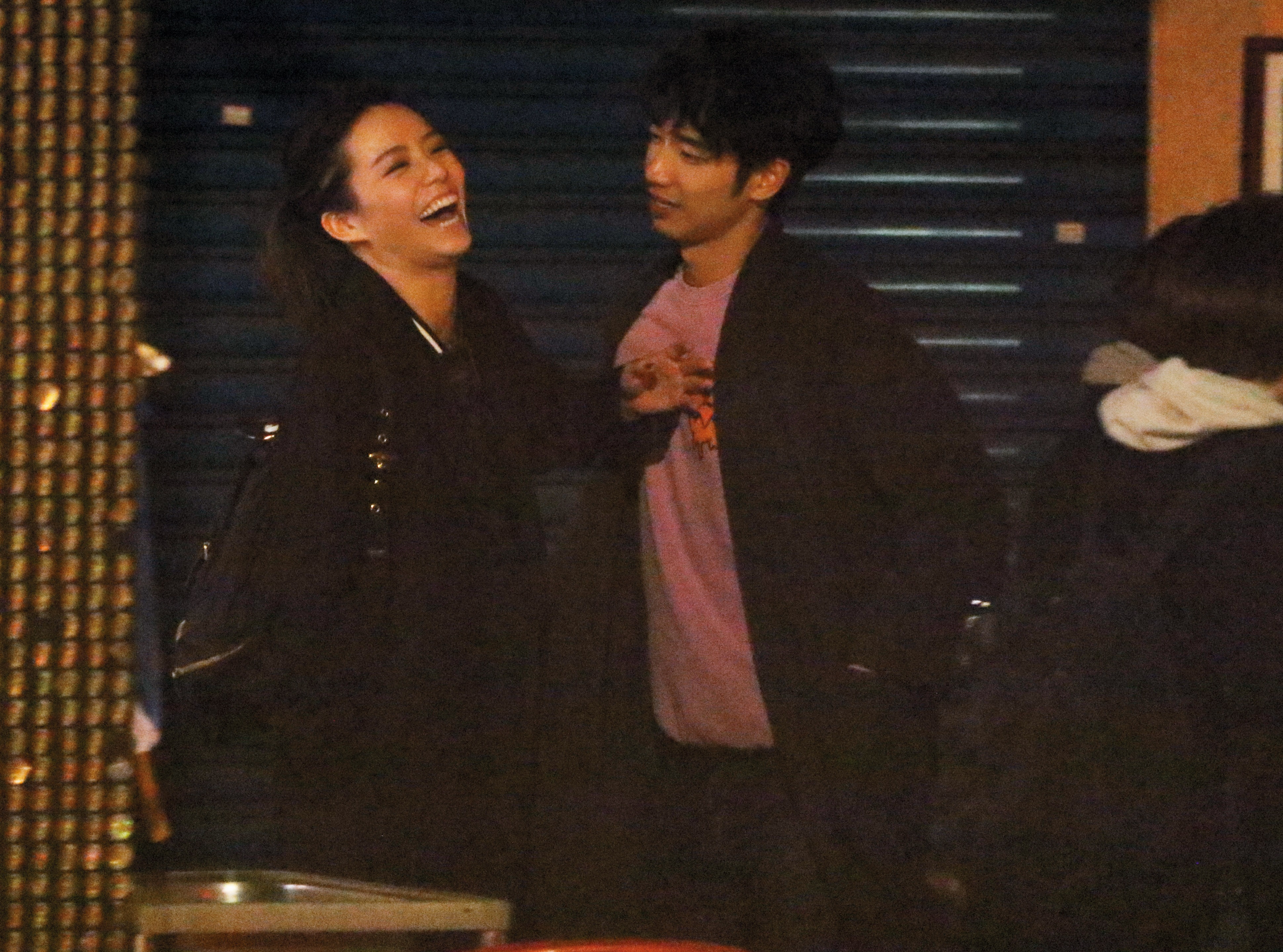 11/27 00：36　劉以豪再次用胸肌去頂宋芸樺，她被頂到樂不可支。