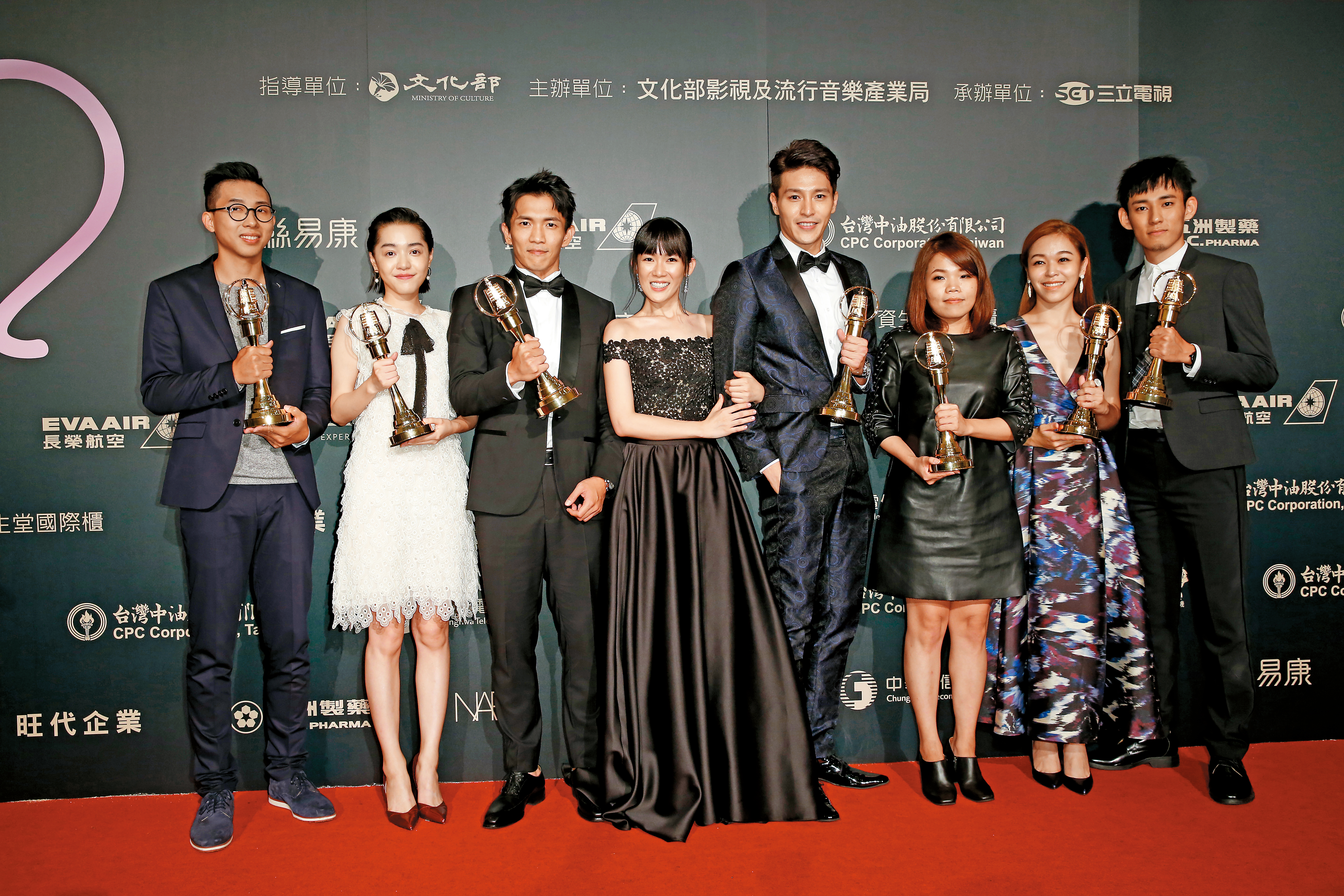 植劇場今年一口氣拿下戲劇節目及戲劇類女主角、女配角、新進演員及音效5項金鐘獎，成績有目共睹。右起為演員徐鈞浩、朱盛平、導演柯貞年、陳禕倫、孫可芳、黃尚禾、藍雅芸、編劇王孔澂。
