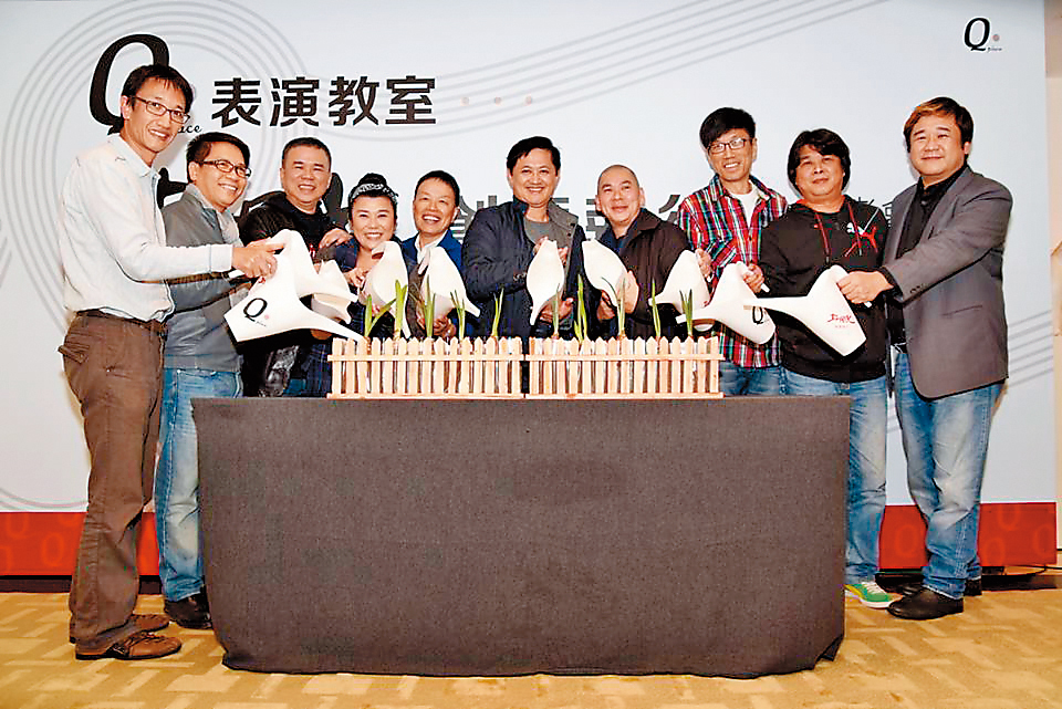 2014年瞿友寧（右起）、徐輔軍、王明台、蔡明亮、和碩董事長童子賢、王小棣、演員林美秀、陳玉勳、許傑輝、安哲毅等人，聯手成立Q place表演教室。（Q place提供）