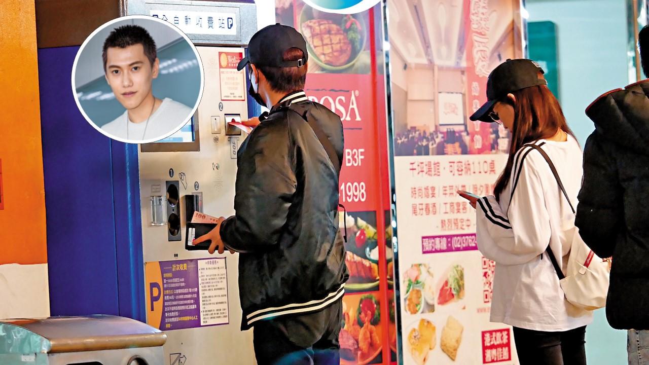 12月4日（00：03）毛弟先走到繳費機繳停車費，戴著相似情侶帽的妹仔在後面玩手機等待。