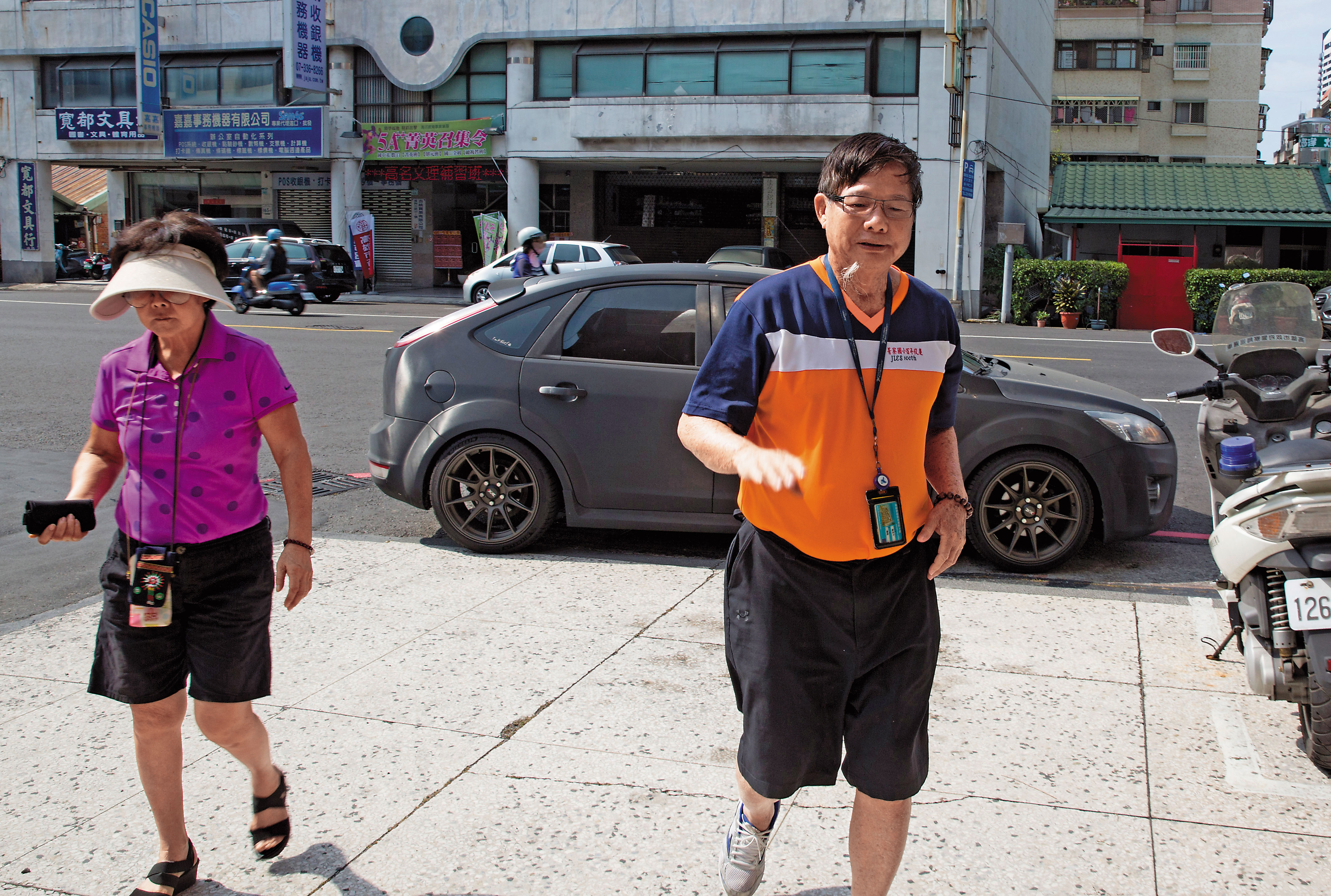 慶富董事長陳慶男（右）與妻（左）涉詐貸，獲800萬元及50萬元交保後，須按時至警局報到。