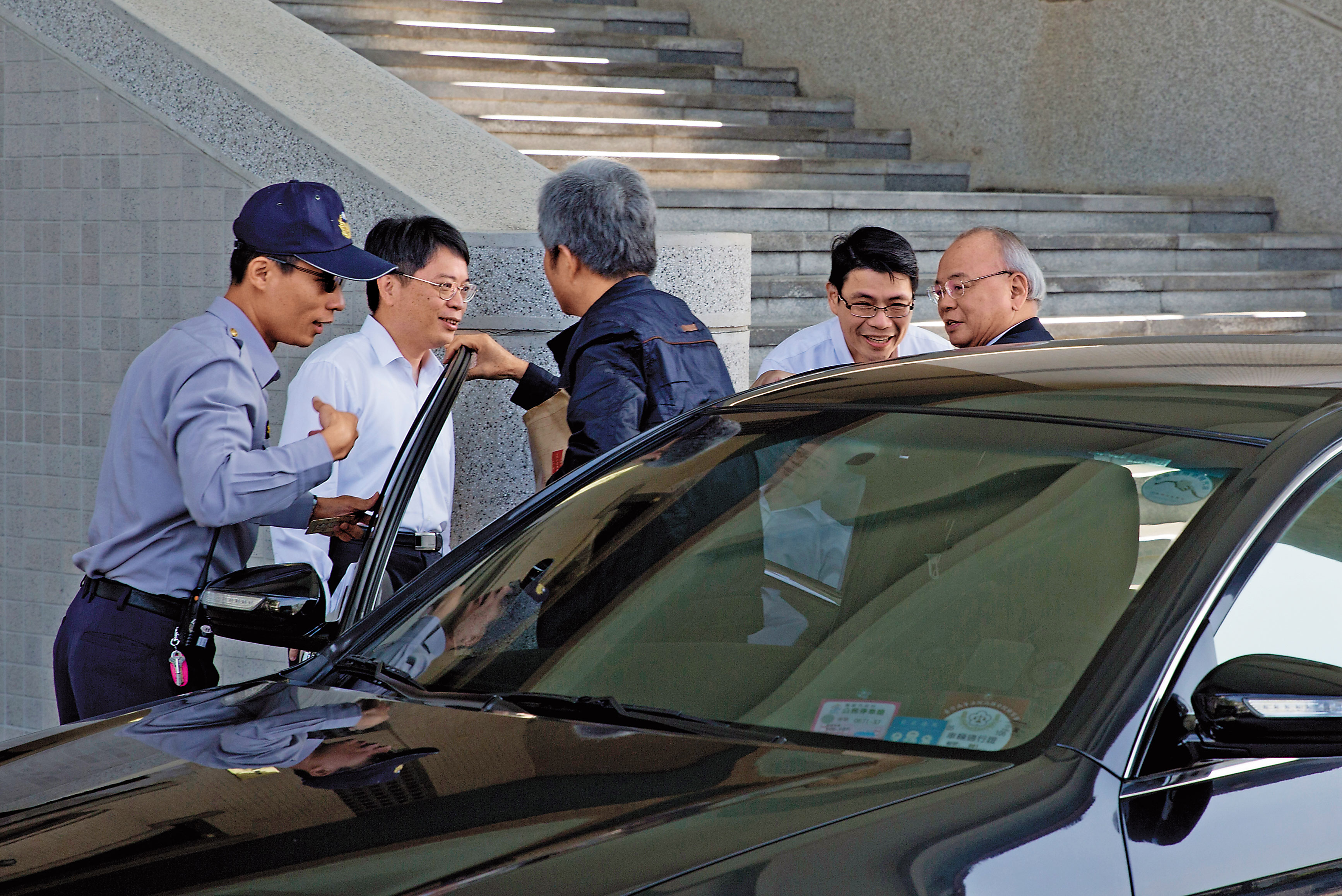檢察總長顏大和(右一)親赴高雄參與慶富案專案會議,將先針對詐貸案部分起訴。