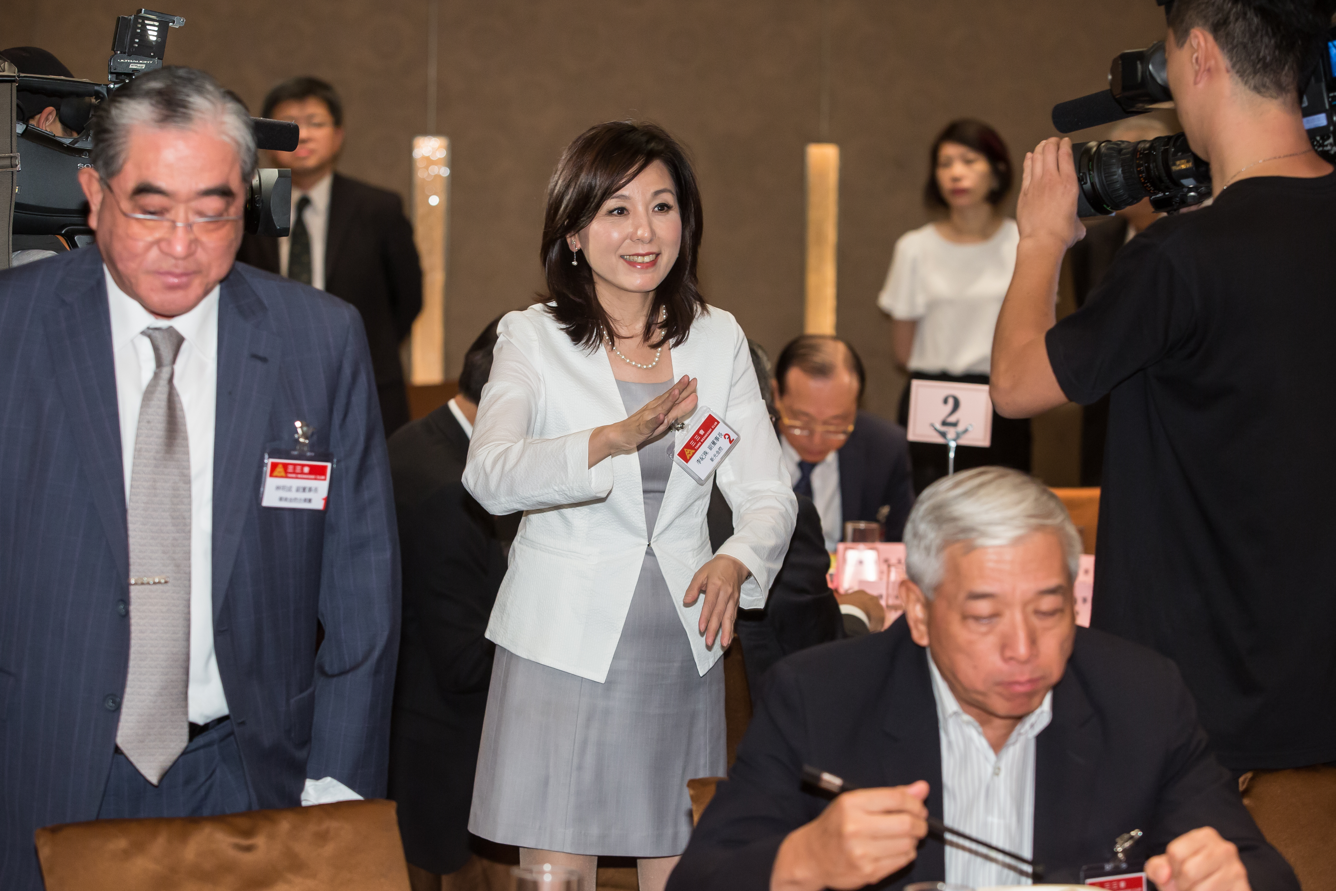 高雄地檢署偵辦慶富詐貸案，相關卷證中，曾出現有金控第一美女之稱李紀珠。