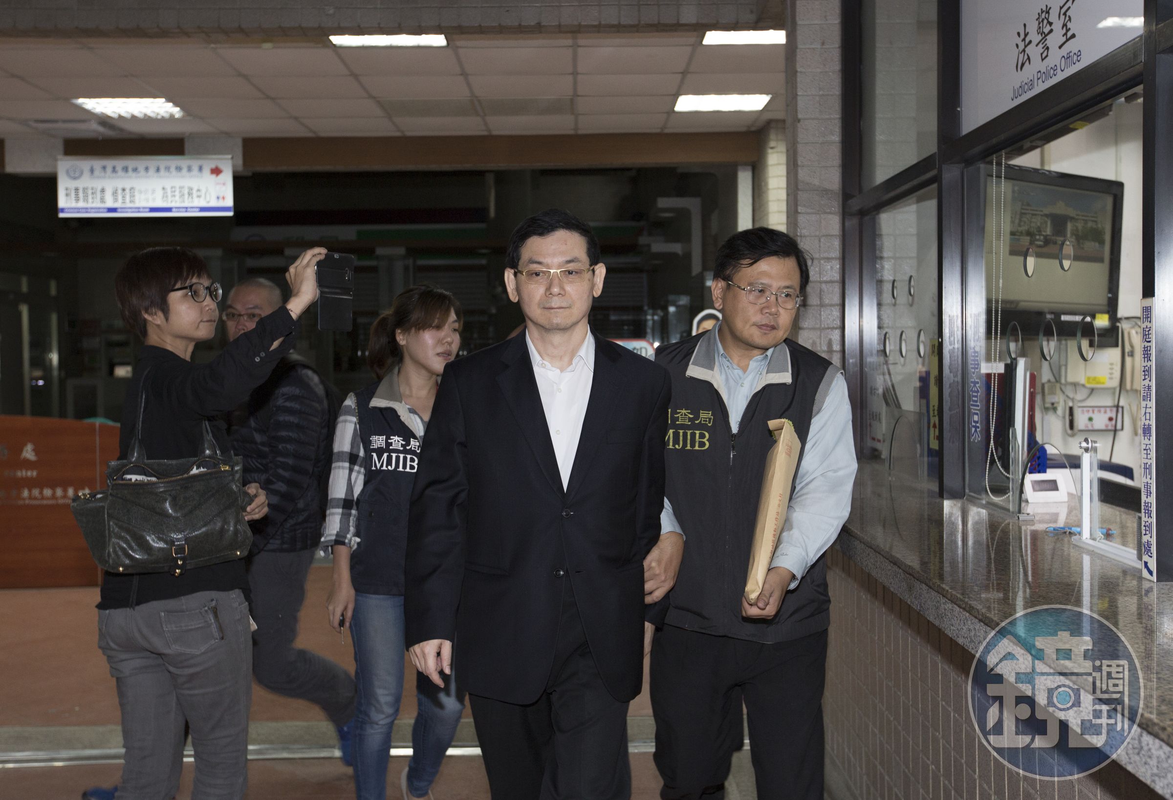 法官認為，此案相關事證，無法證明簡良鑑（前）與李紀珠涉及《銀行法》特別背信罪。
