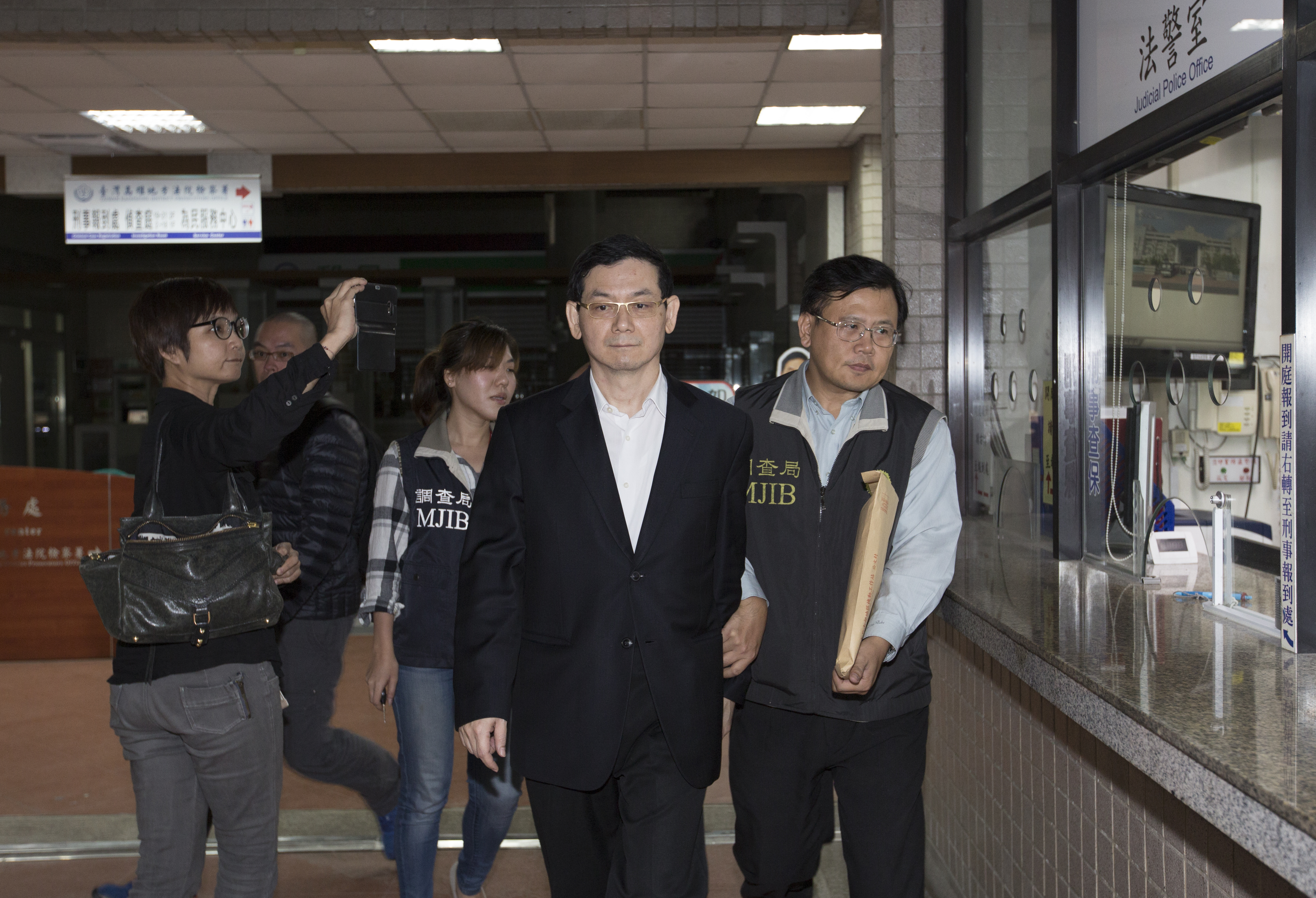 法官認為，此案相關事證，無法證明簡良鑑（前）與李紀珠涉及《銀行法》特別背信罪。