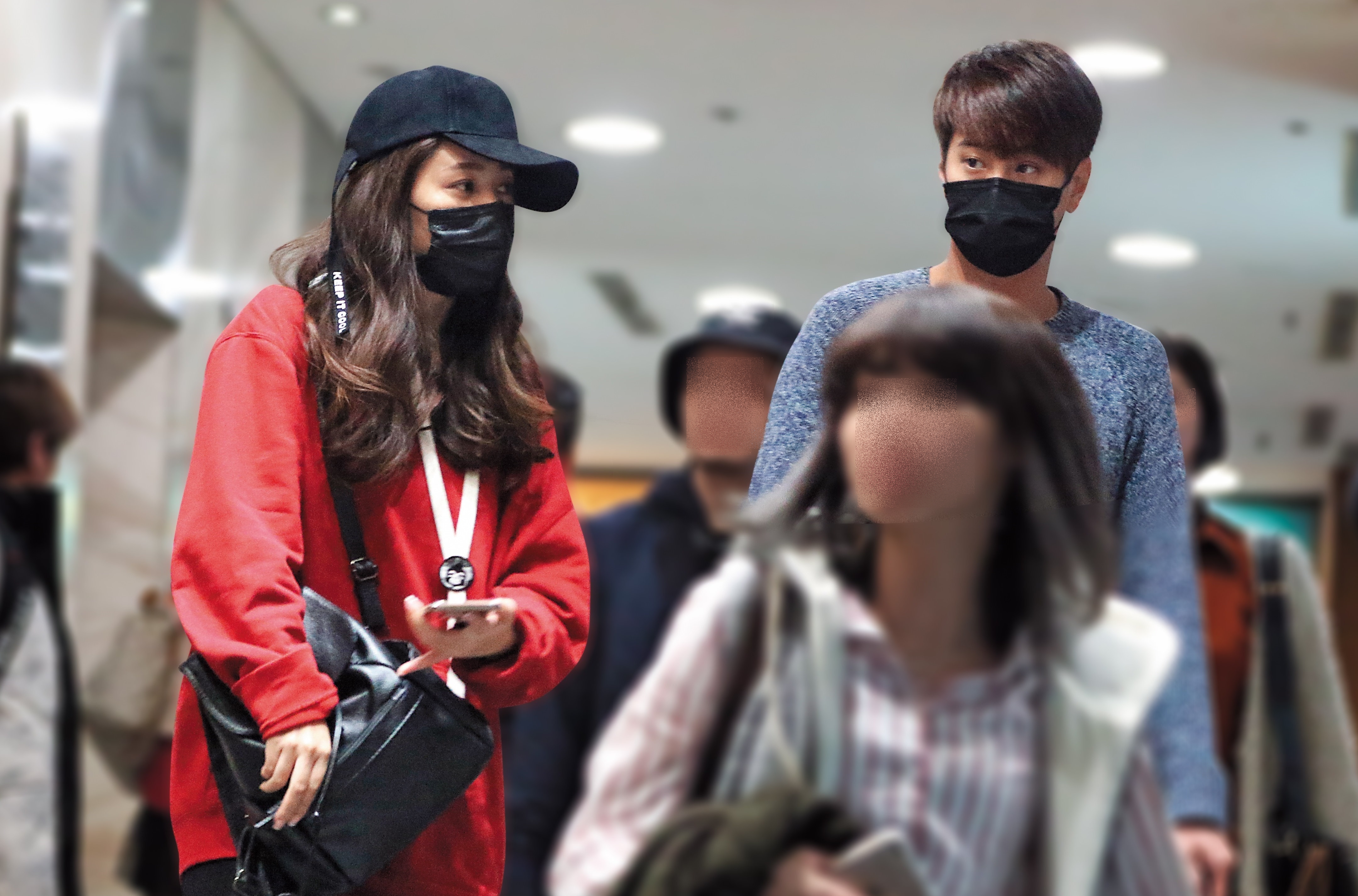 12月4日23：05，傳出與百億失婚小開情變後，白家綺深夜戴著黑色口罩，跟一名同樣黑罩的嫩男看完電影，有說有笑地離開。