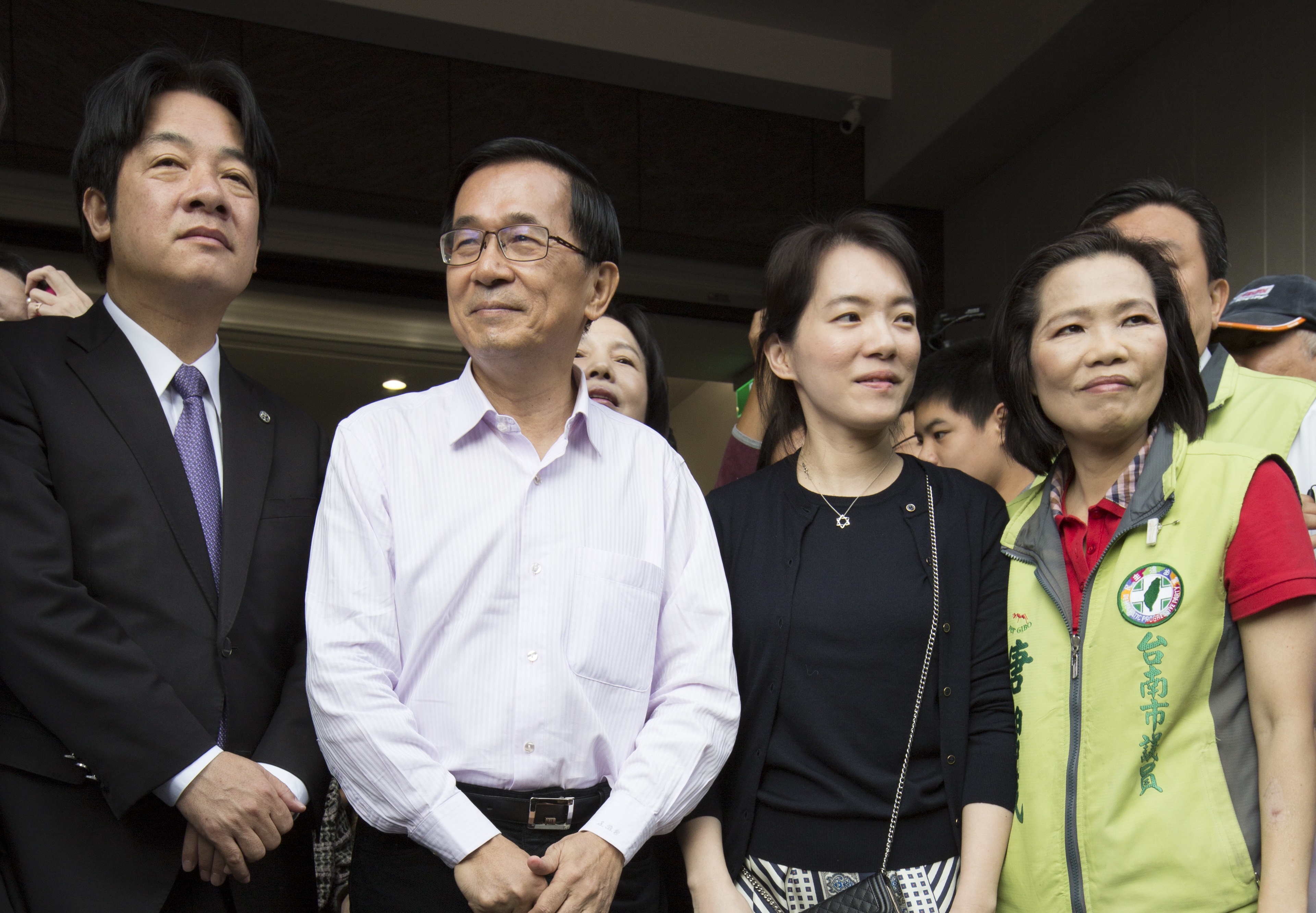 陳水扁（左2）所涉龍潭購地案與林益世索賄案，同一事實，不同法官分別採「實質影響力說」與「法定職權說」，法律見解南轅北轍。