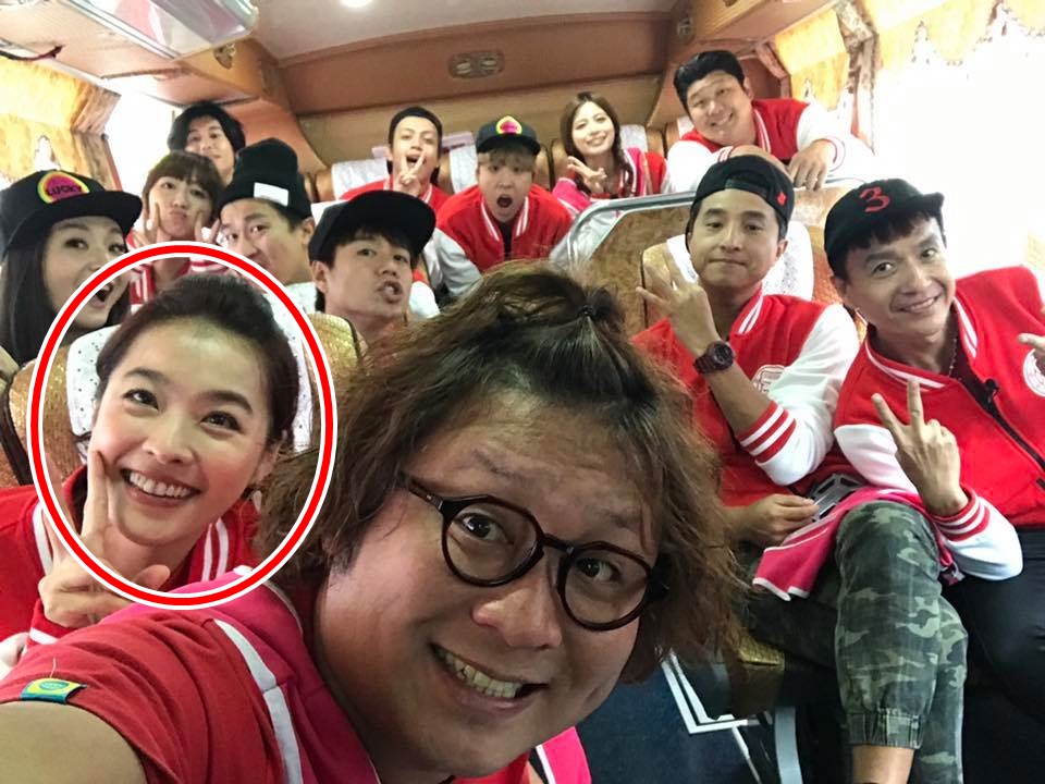 小嫻（紅圈）已與何守正分手與分居，昨照常出外景工作。（翻攝自納豆臉書）