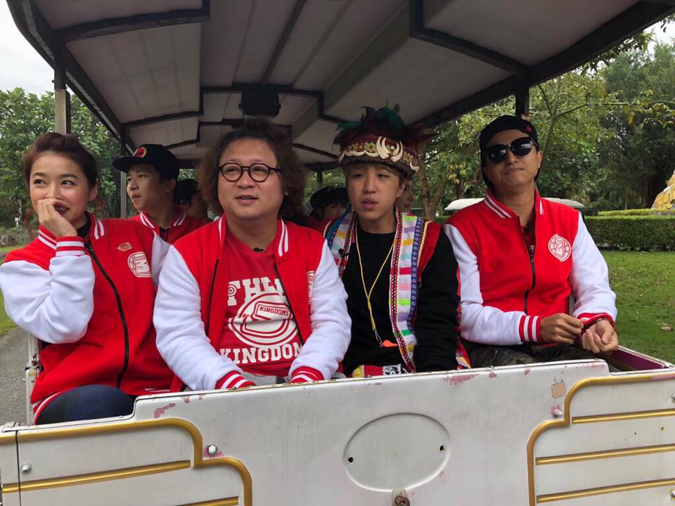 因婚變心情低落的小嫻（左一）這幾天仍正常工作。（取自「台視 綜藝3國智」粉絲團）