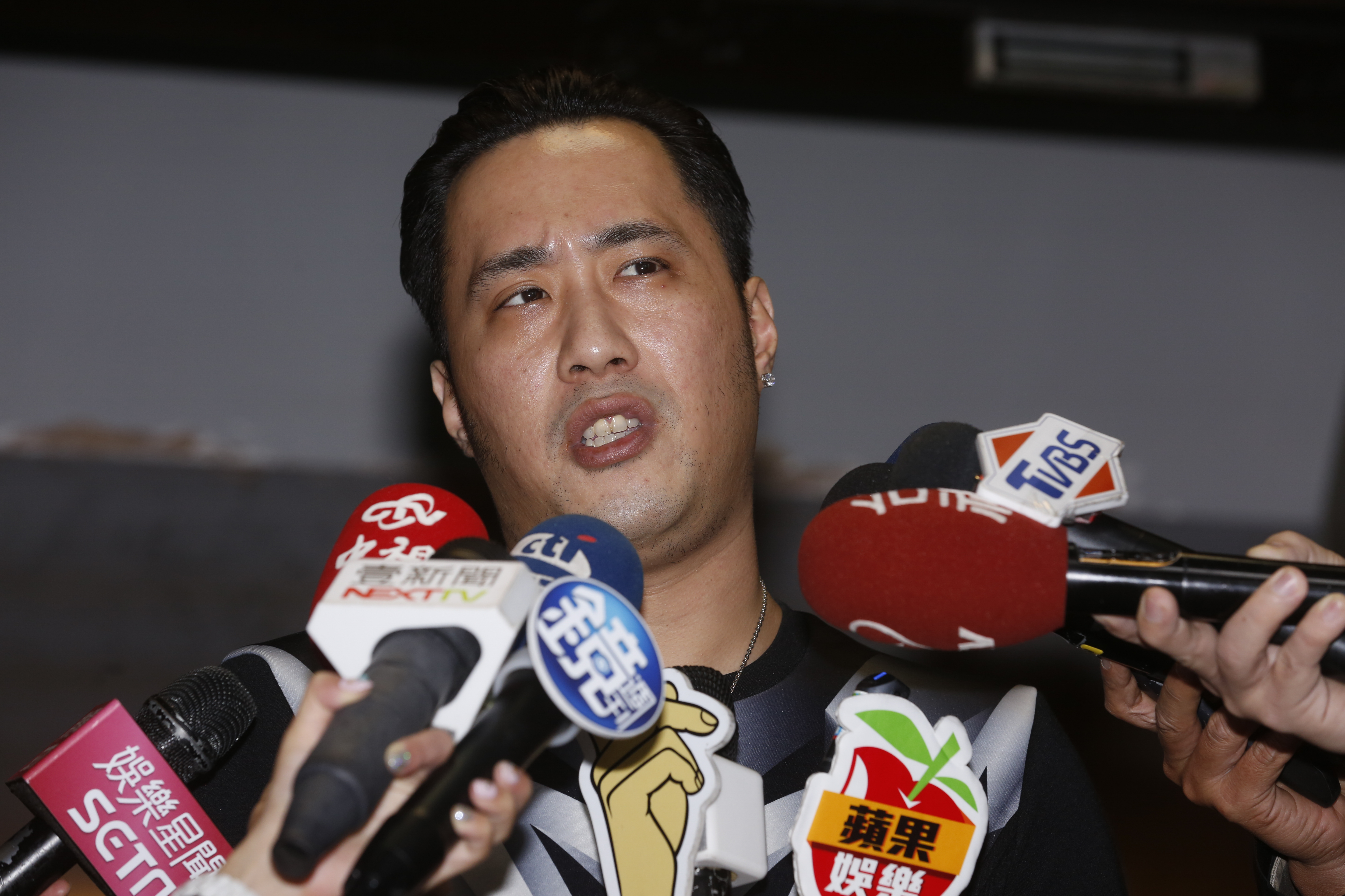 余祥銓現身攝影棚受訪，拒絕與高男和解，而且一毛錢都不願意付。