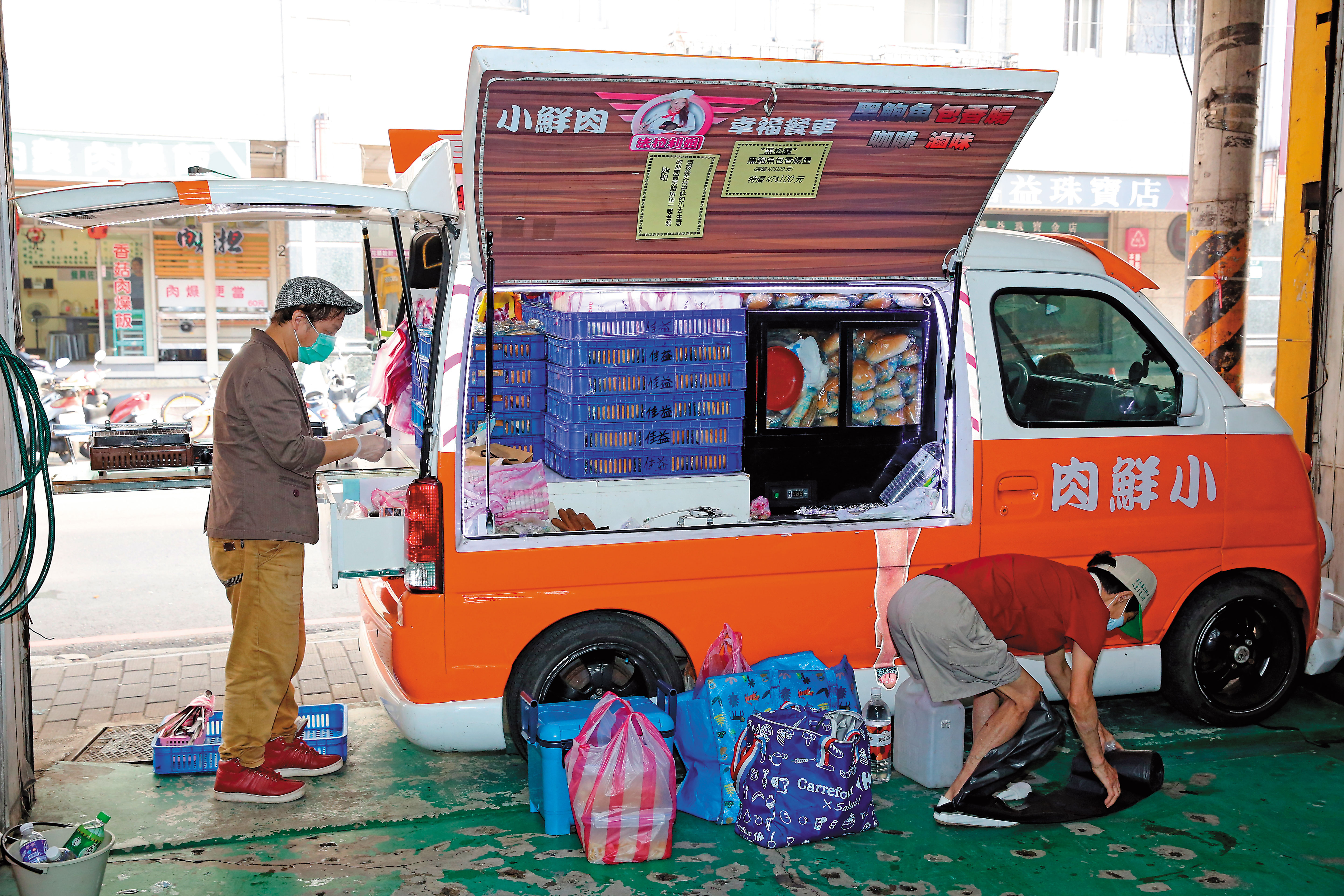 本刊直擊法拉利姐備料過程相當骯髒，食材竟大剌剌放在地上。