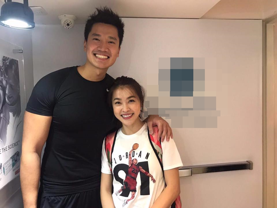 小嫻在首度接觸師父當晚的凌晨，被民眾爆料與何守正在美國紐約結婚。（圖翻攝自小嫻臉書）