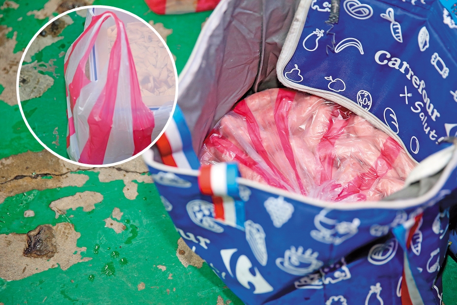 本刊直擊法拉利姐備料過程相當骯髒，食材竟大剌剌放在地上。