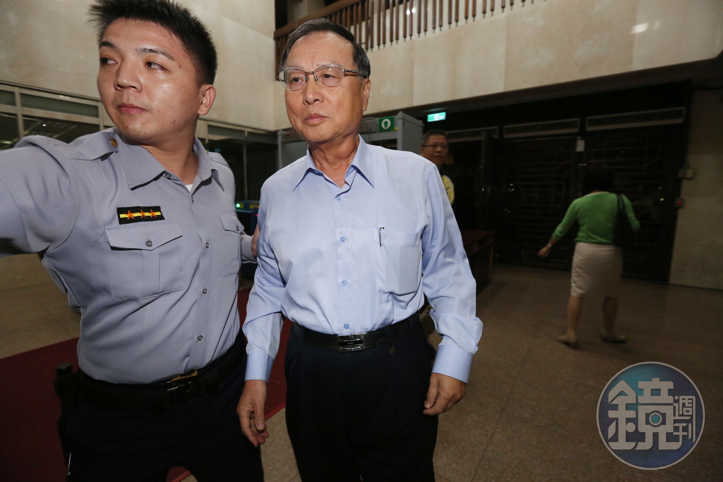 中投前董事長張哲琛供稱，依程序馬英九是三中交易案決策者，這恐讓馬英九難逃司法訴究。