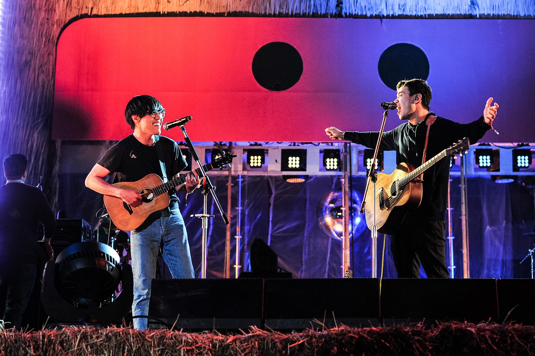 泰國歌手Stamp(右)邀盧廣仲當嘉賓,2人吸3萬觀眾。(典選音樂)