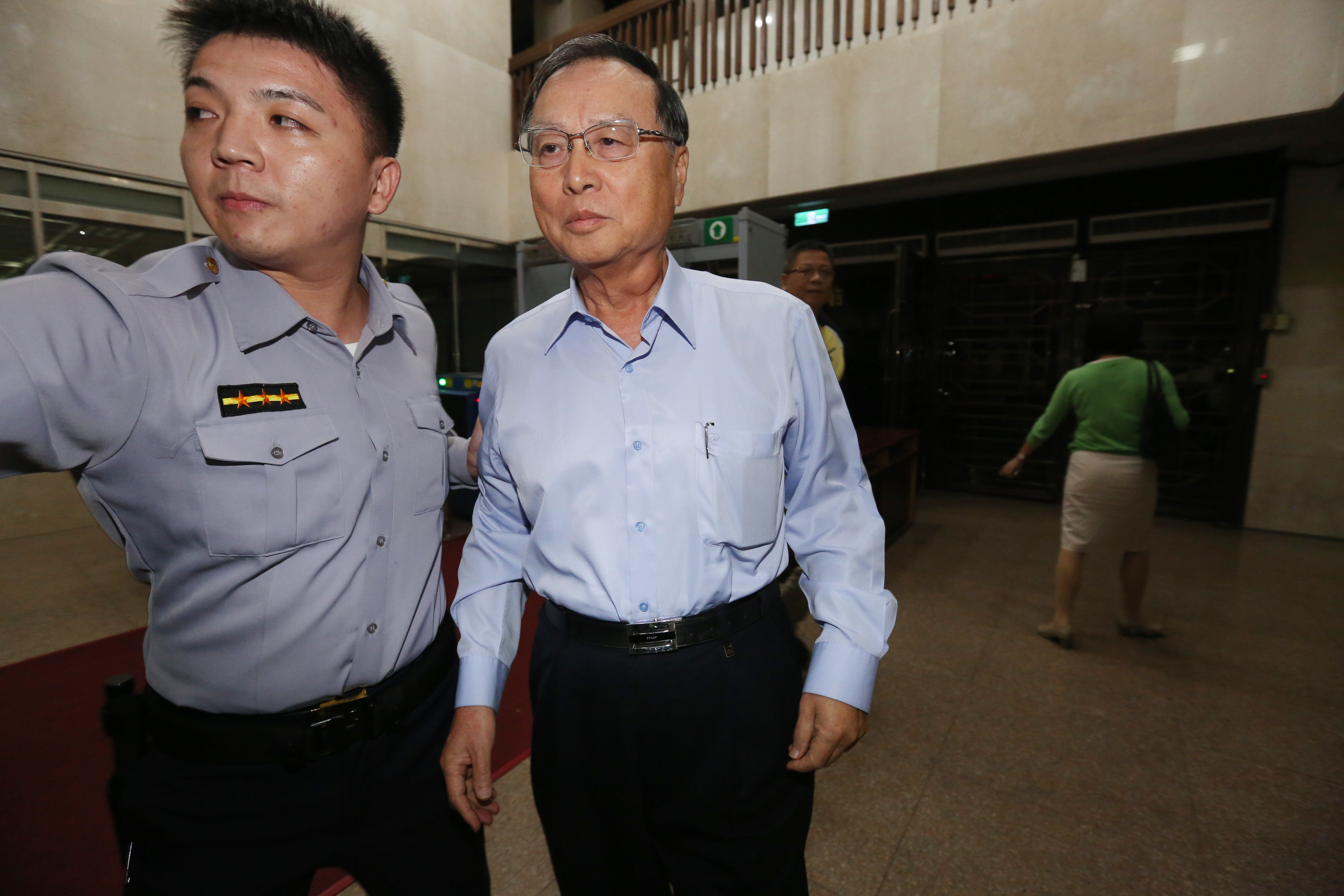 中投前董事長張哲琛供稱，依程序馬英九是三中交易案決策者，這恐讓馬英九難逃司法訴究。