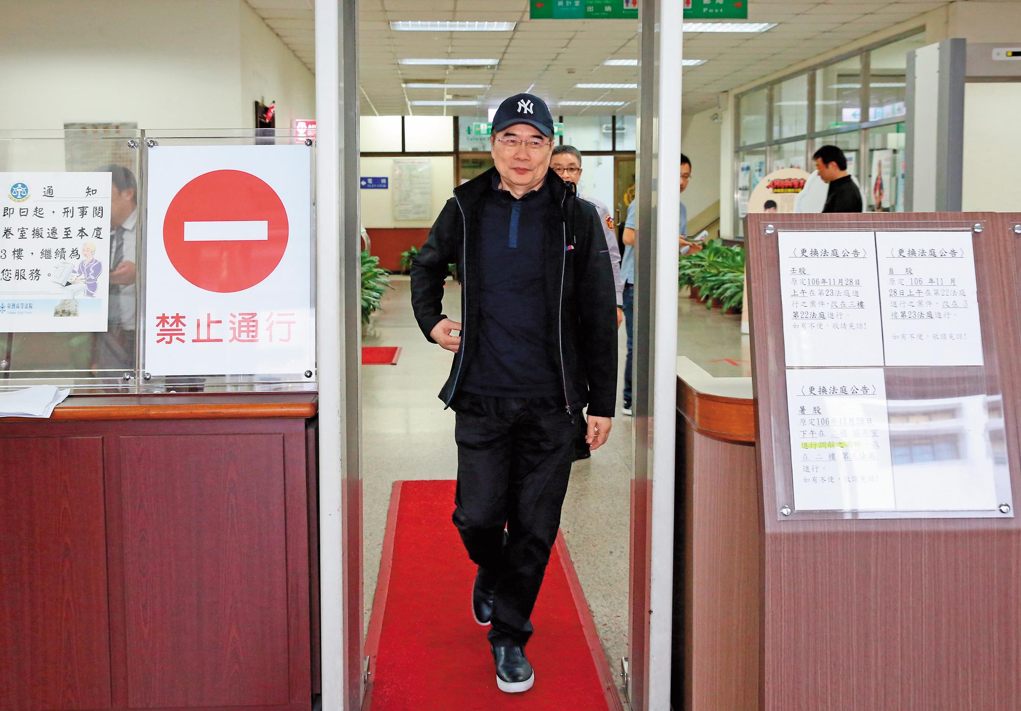 前立委蔡正元遭羈押期間,頻頻向檢方大爆料,質疑中影鑑價報告不實,連中視交易案也與市價有數億元落差。