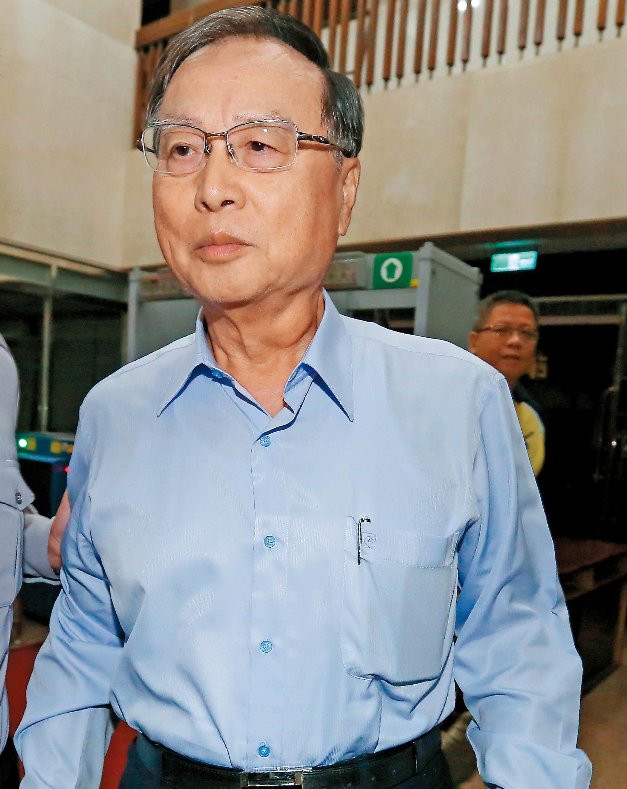 中投前董事長張哲琛供稱，依程序馬英九是三中交易案決策者，這恐讓馬英九難逃司法訴究。