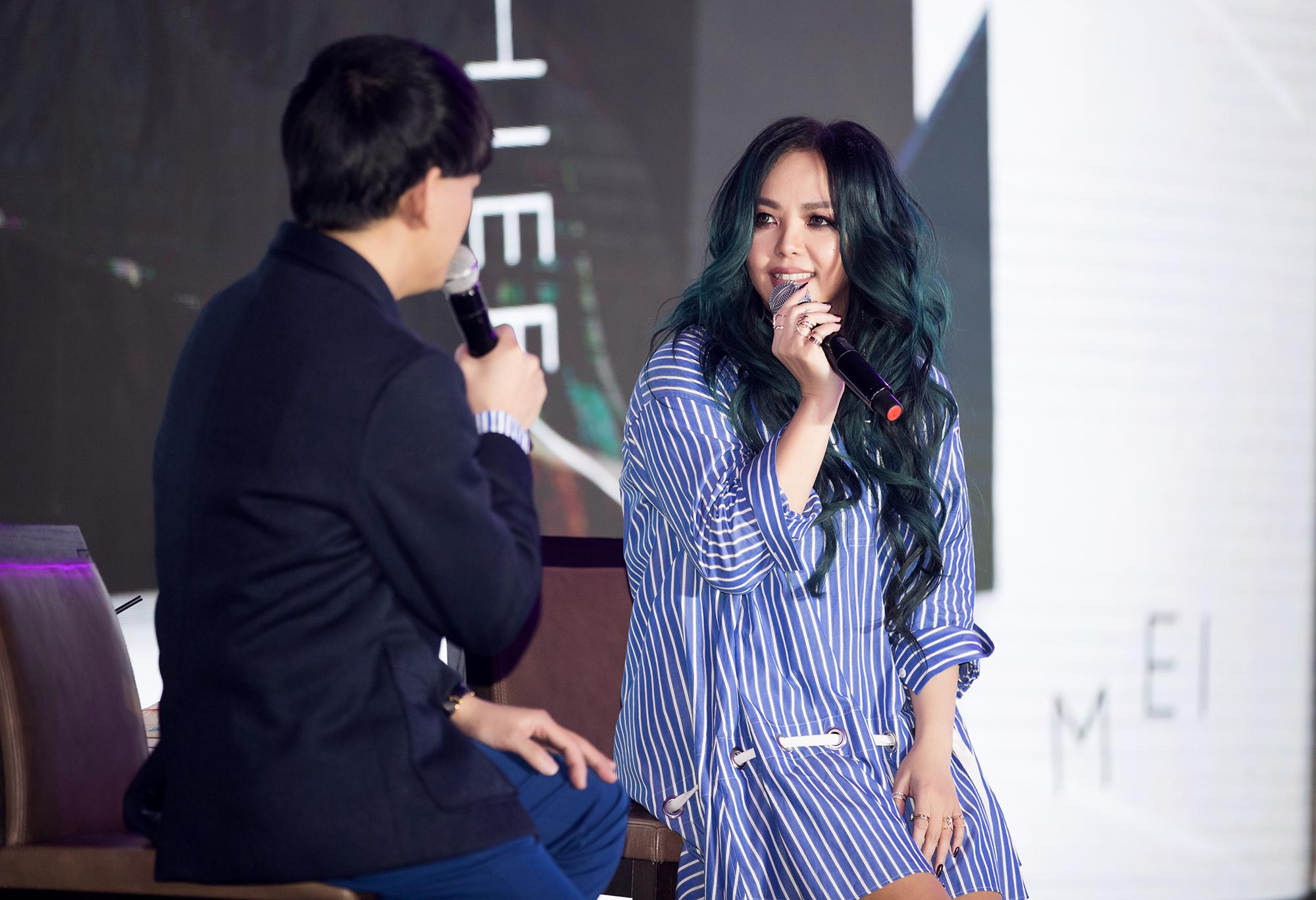 張惠妹在記者會上分享專輯10首歌曲的故事。（EMI提供）