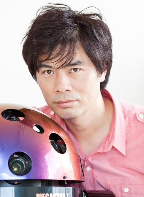 大平貴之與其設計、製造的天象儀投影器「MEGASTAR」合影。圖片來源：「MEGASTAR」官網（https://www.megastar.jp/about/）