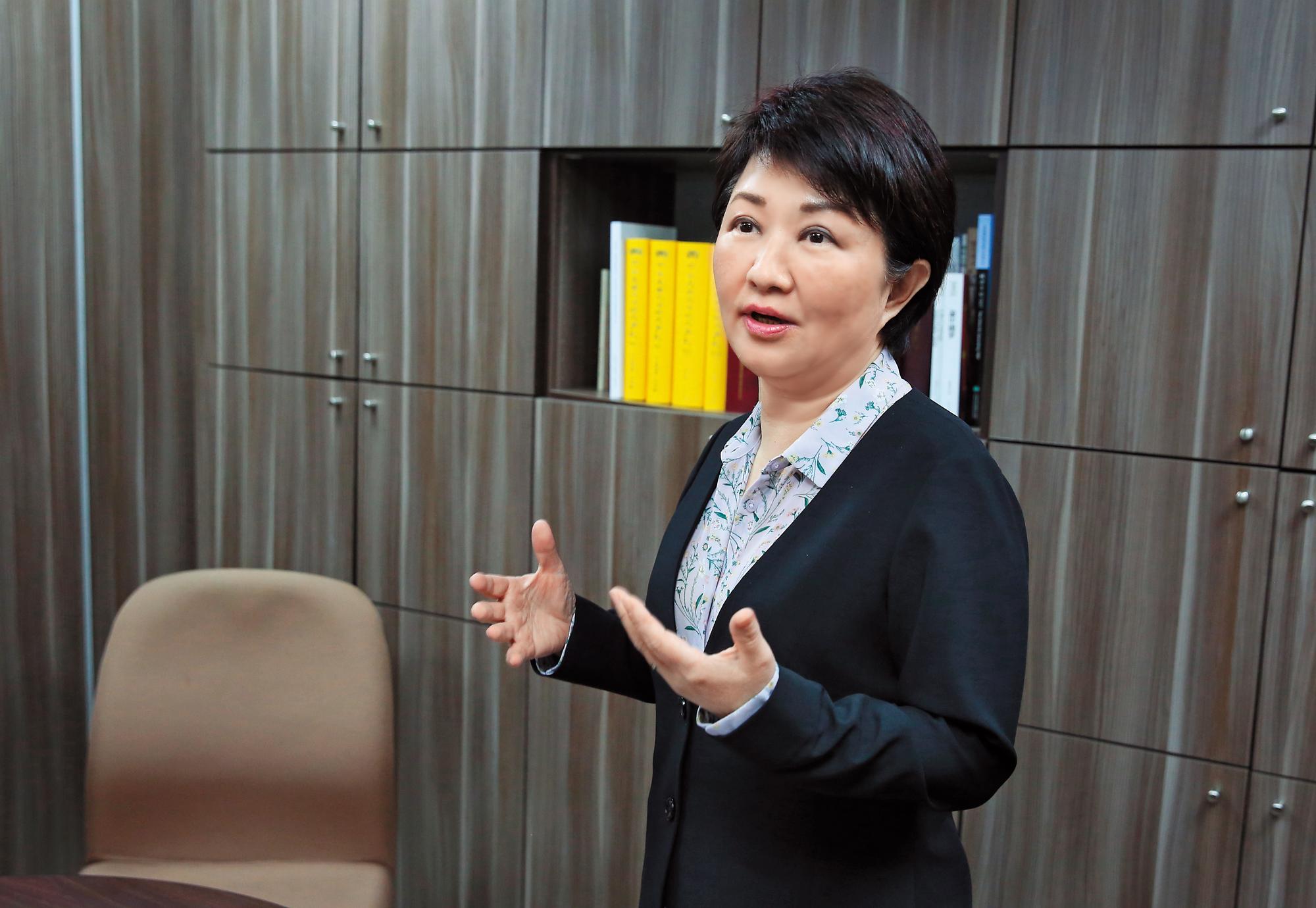 盧秀燕（圖）表態參選台中市長，批林佳龍處理中火換照奇差無比，應先訂定空汙總量管制標準。