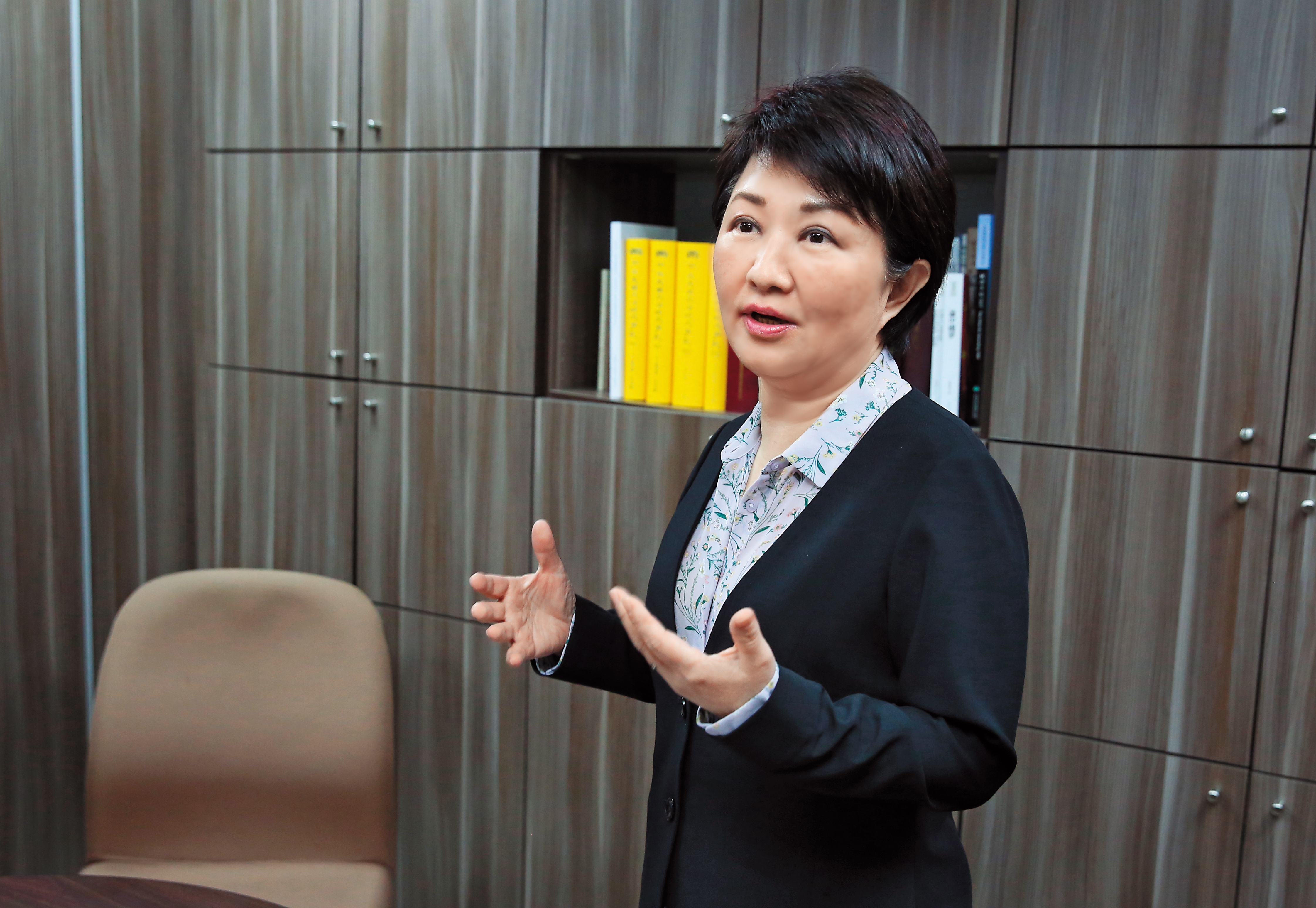 盧秀燕（圖）表態參選台中市長，批林佳龍處理中火換照奇差無比，應先訂定空汙總量管制標準。