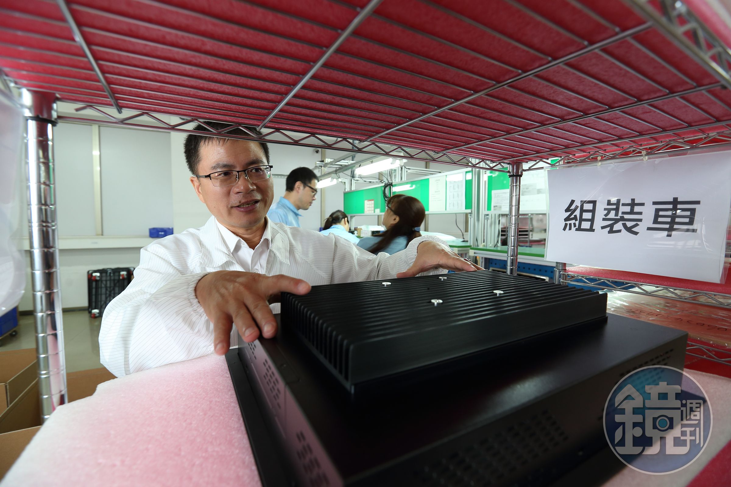 維田科技董事長李傳德，突破舊有結構設計，以及在背面加裝一塊散熱鐵片，做出無風扇的工業電腦，讓它能自然散熱，公司年營收逾5億元。