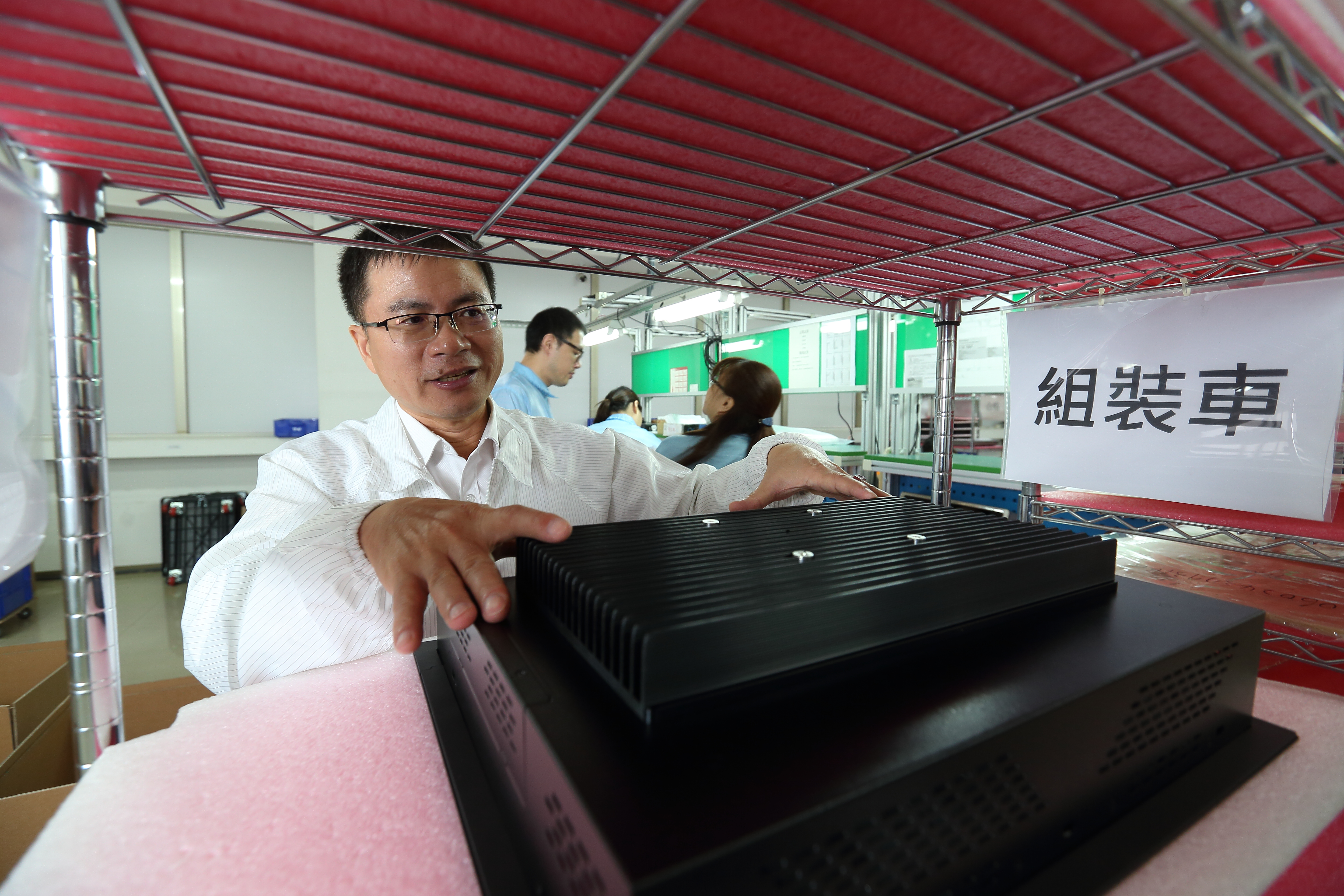 維田科技董事長李傳德，突破舊有結構設計，以及在背面加裝一塊散熱鐵片，做出無風扇的工業電腦，讓它能自然散熱，公司年營收逾5億元。