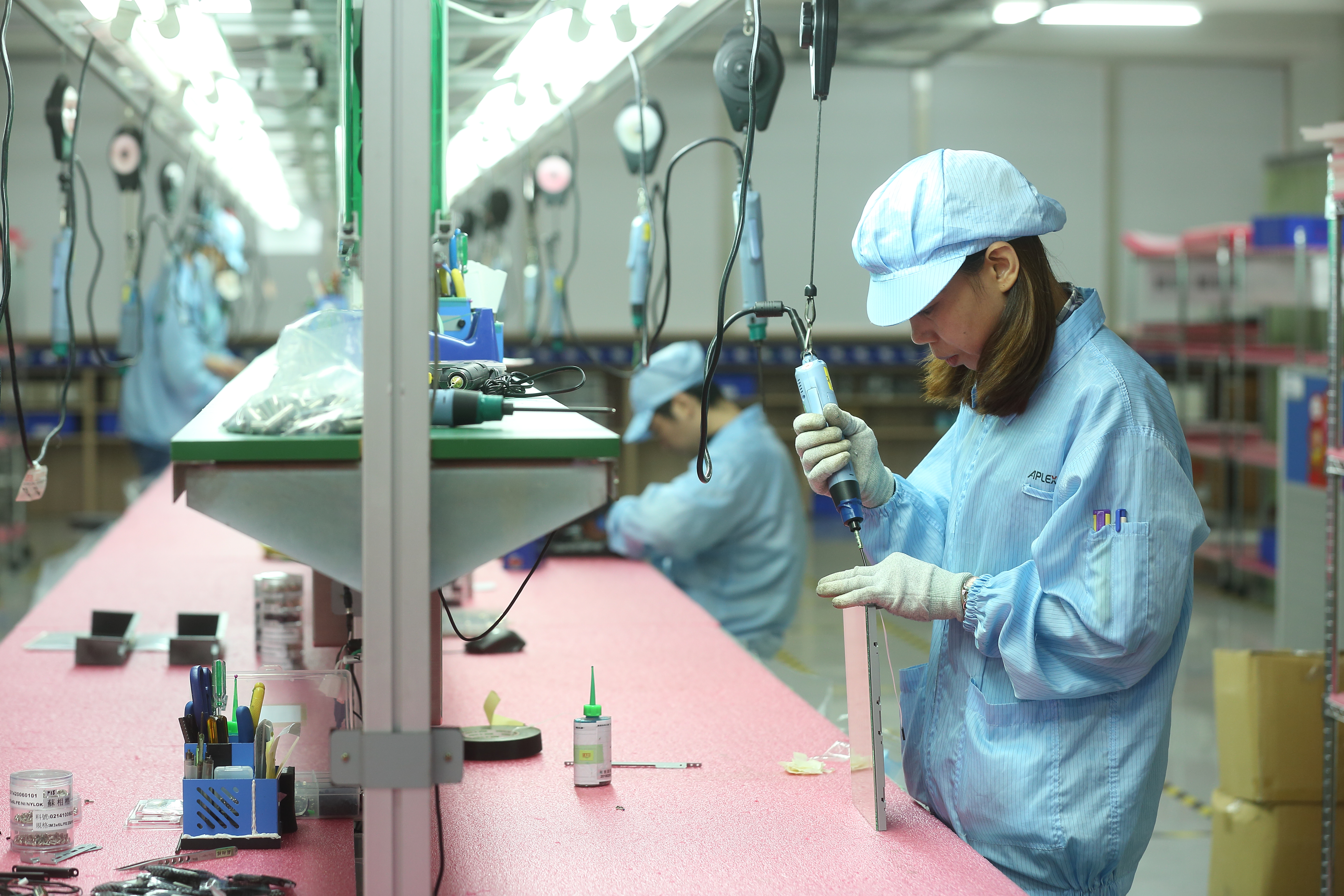維田科技位於中和的兩條產線，隱身在廠辦大樓內，員工個個集中火力忙著近來最熱銷、高技術門檻的無風扇工業電腦。