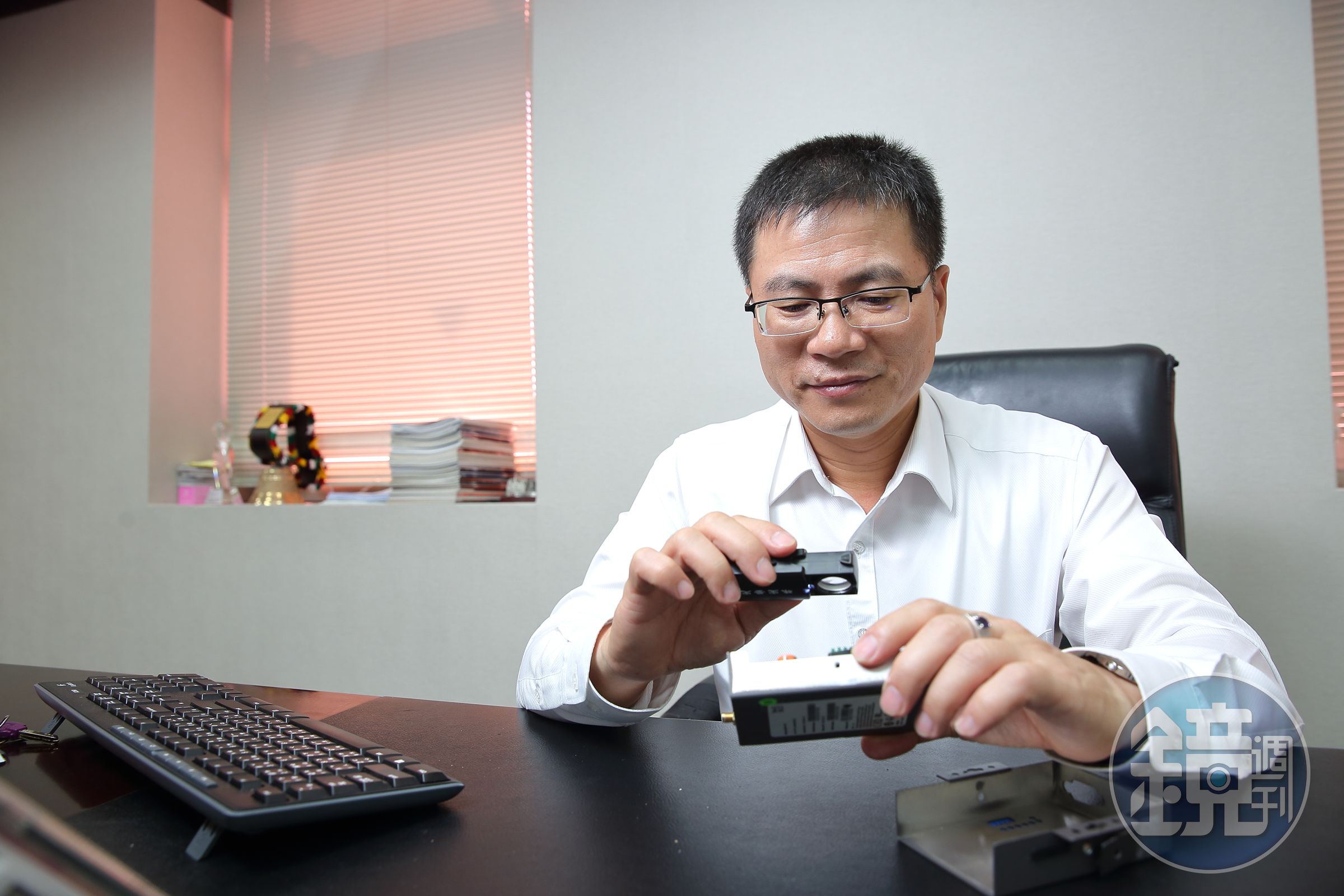 李傳德從小喜歡拆解東西，很早就立志要讀電子相關科系，30多年來致力帶屏工業電腦的研發與製造，被業界公認是該領域的翹楚。
