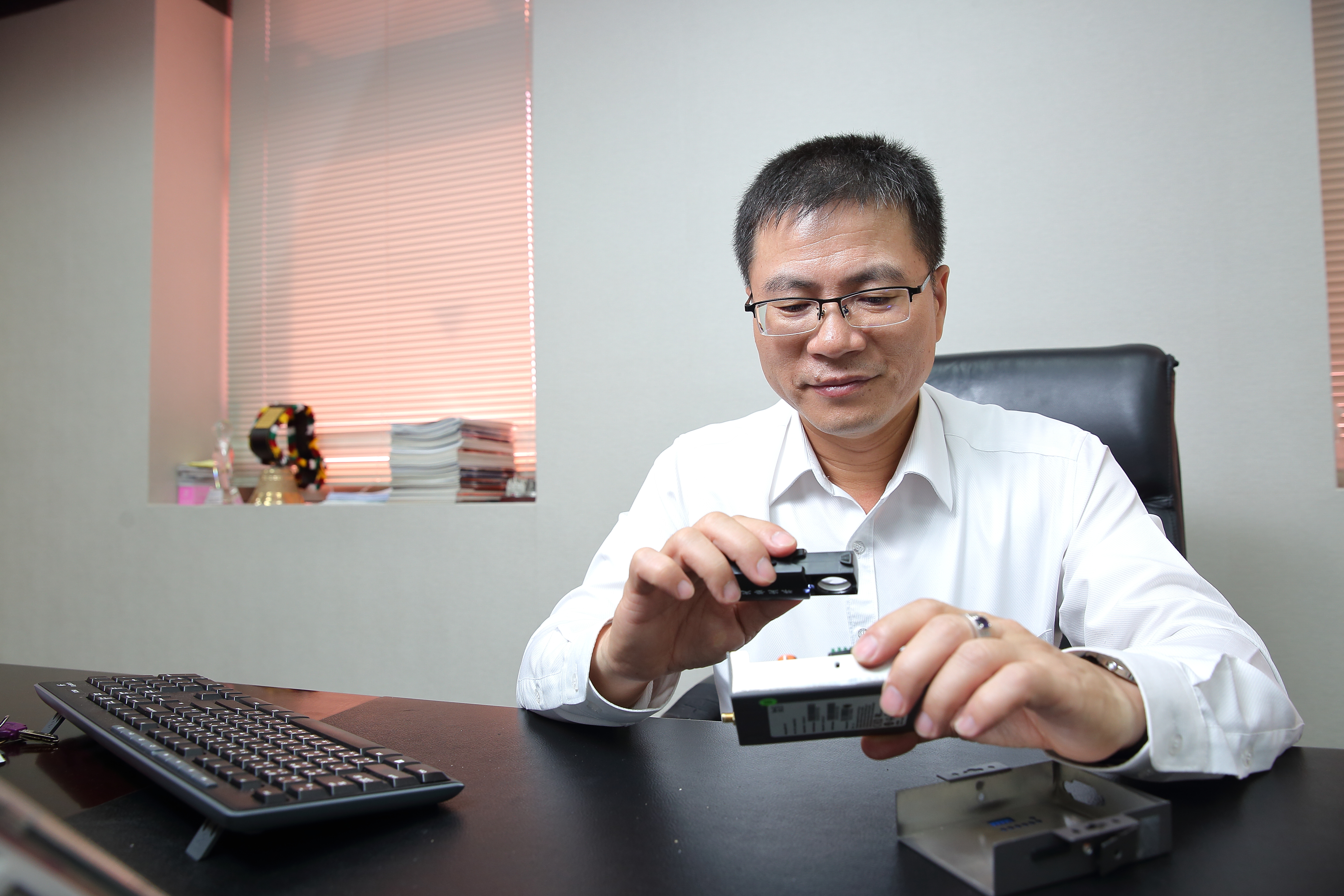 李傳德從小喜歡拆解東西，很早就立志要讀電子相關科系，30多年來致力帶屏工業電腦的研發與製造，被業界公認是該領域的翹楚。