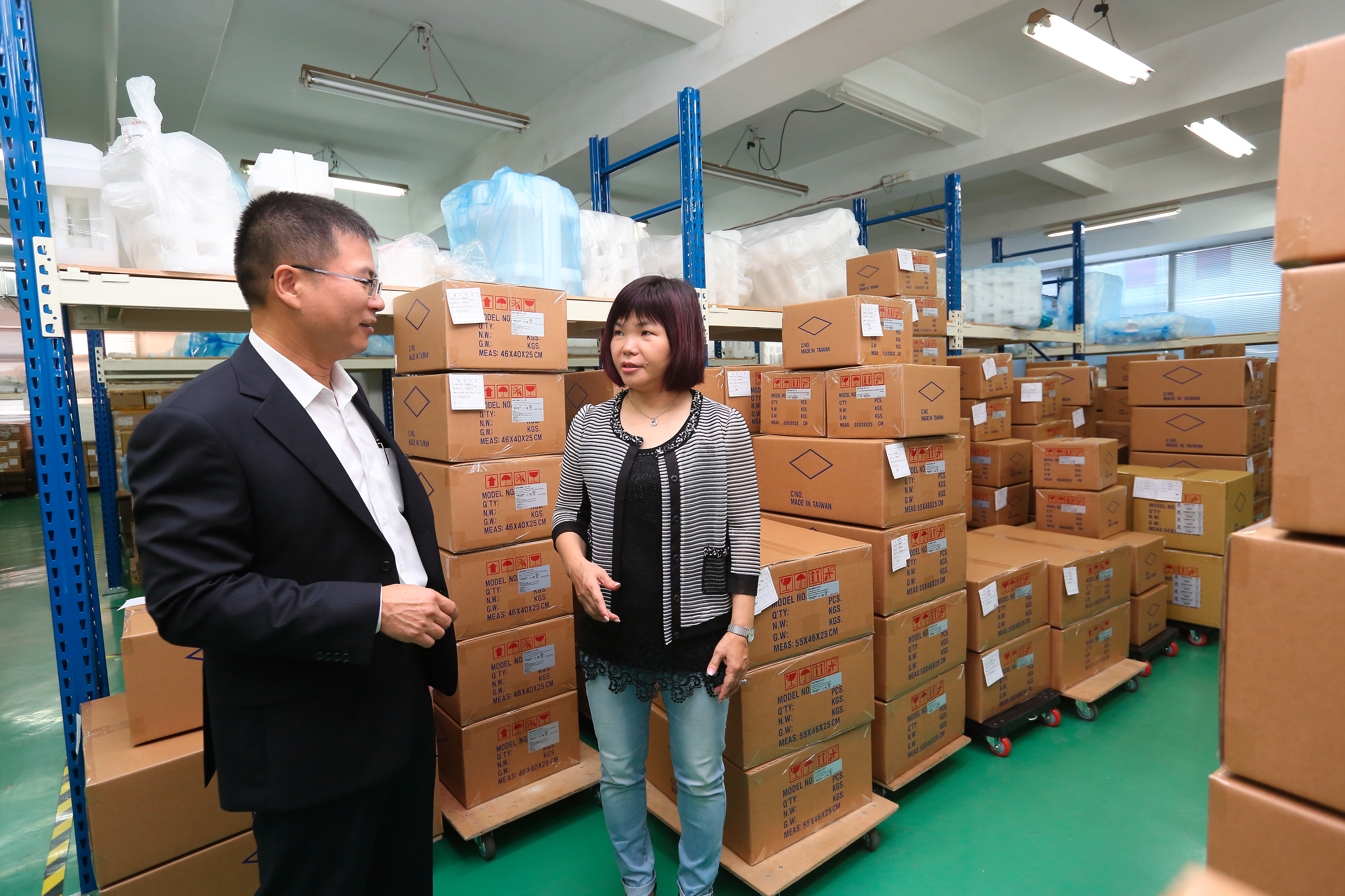 2004年李傳德（左）兩度創業，成立維田，找來妻子魏秀鳳（右）負責維田的採購、工廠管理，夫妻兩人同進同出，互相扶持。