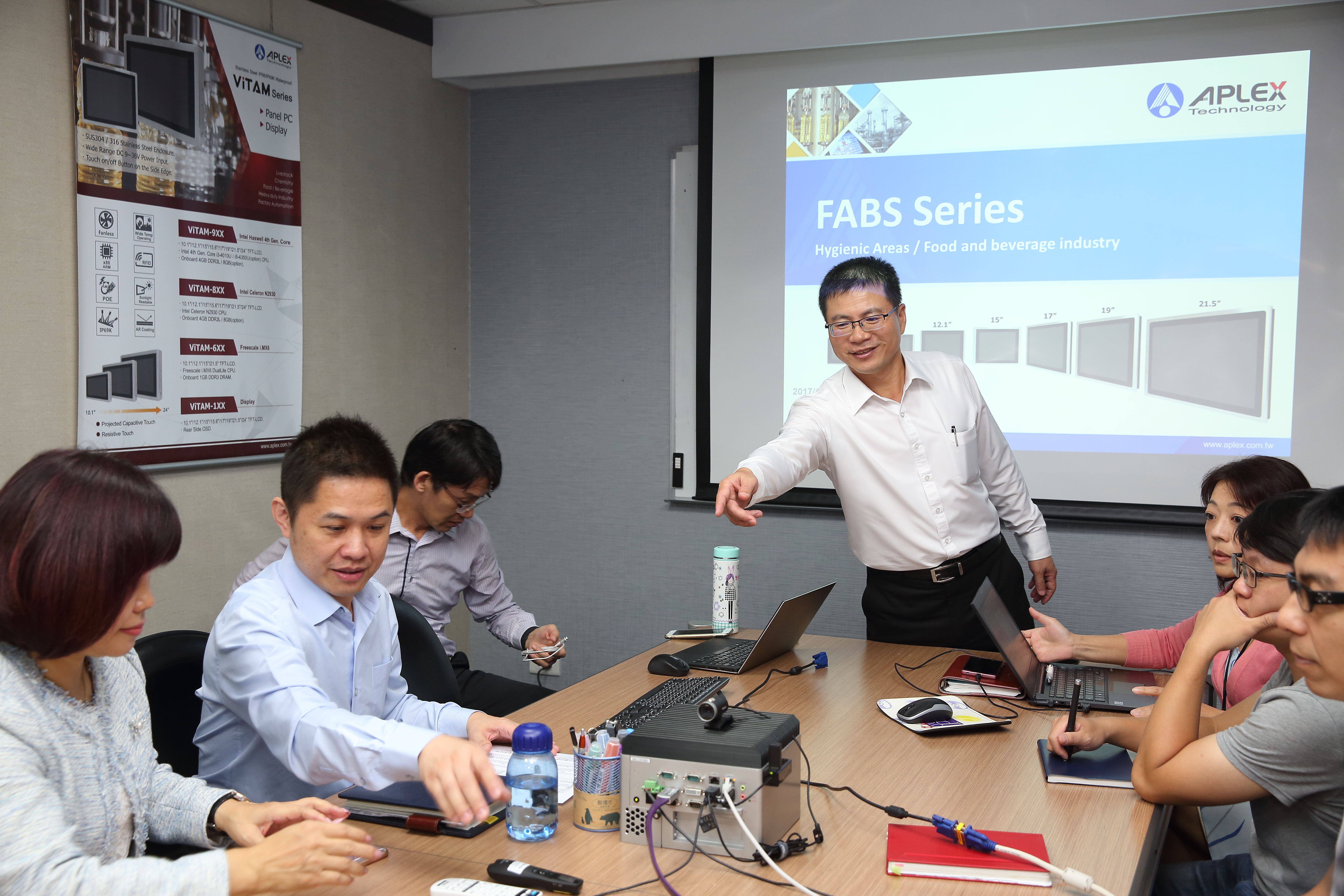 李傳德（中）很像老師，對待員工很像老師，會說之以理，也很有耐心。