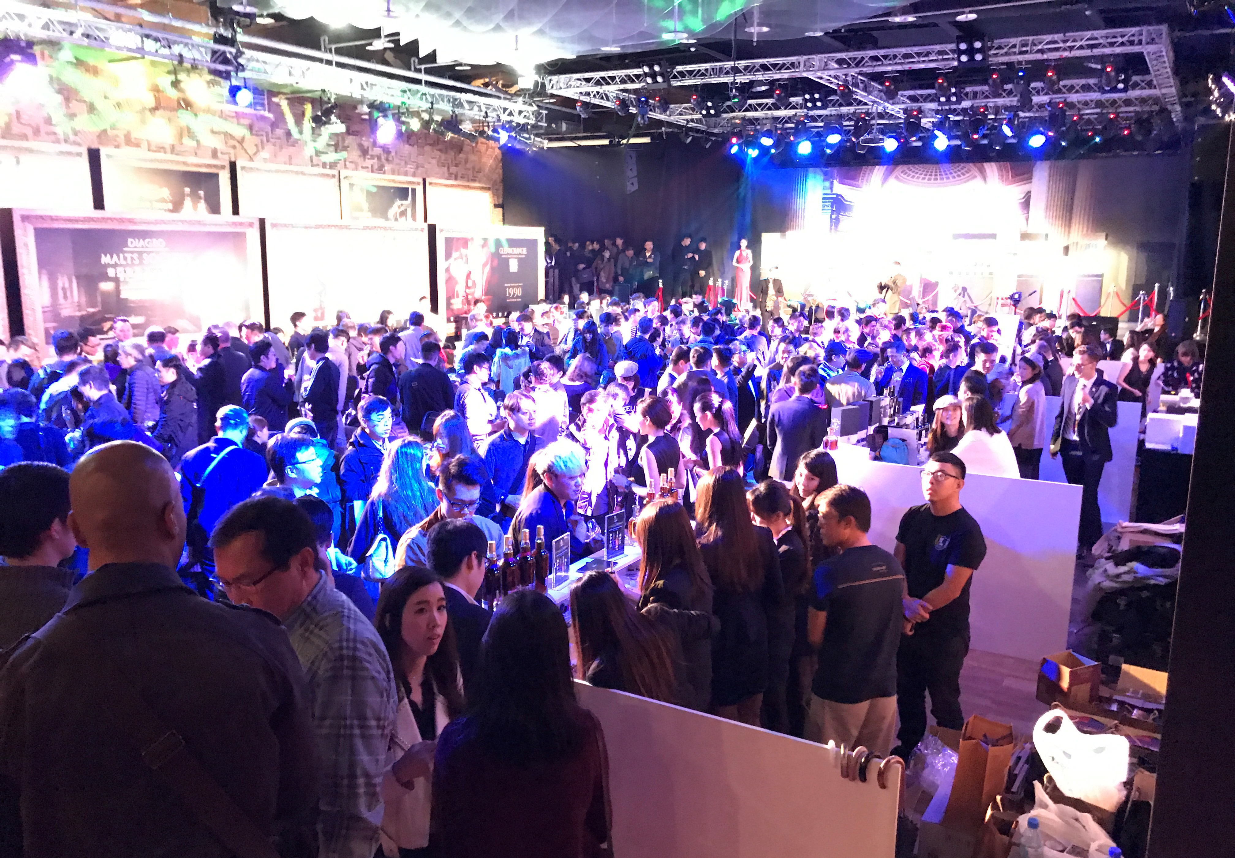 展期僅2天、單日券2千元的Whisky Luxe，現場可以喝到、看到、搶購到珍稀高價款，吸引滿滿人潮。