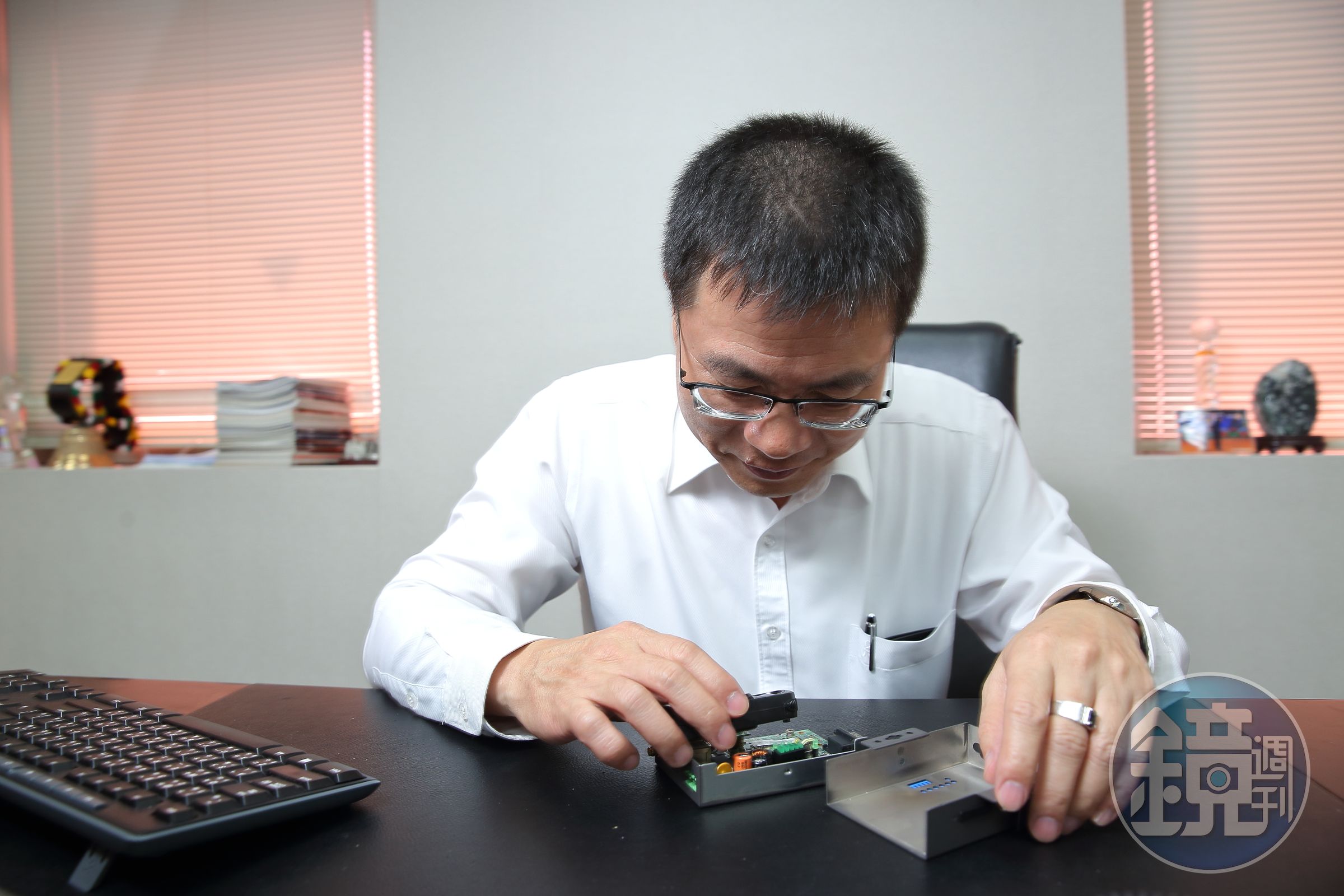 李傳德的桌上不乏會有同業的板子和產品，辦公時不浪費空閒時間發想。