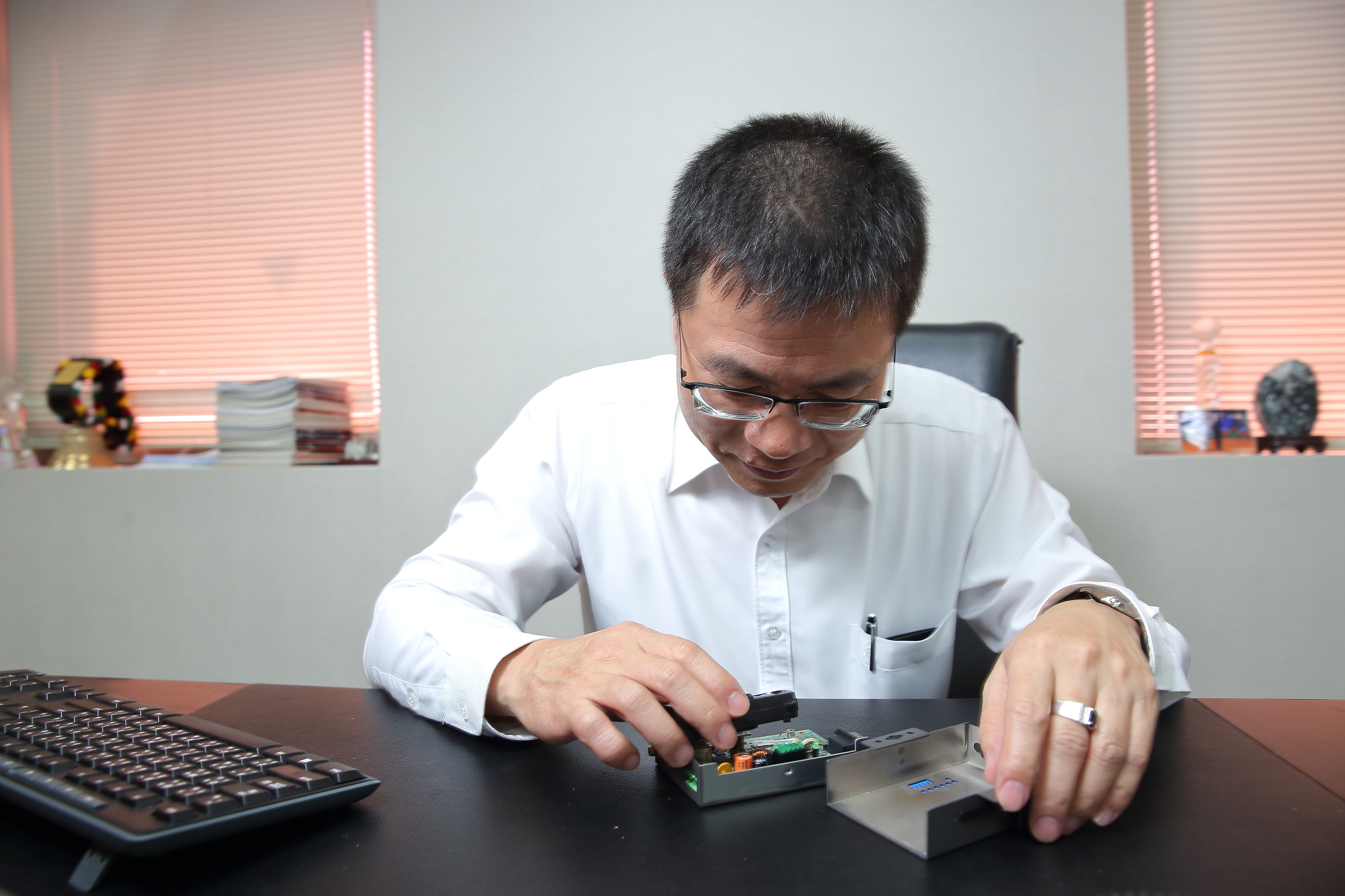 李傳德的桌上不乏會有同業的板子和產品，辦公時不浪費空閒時間發想。