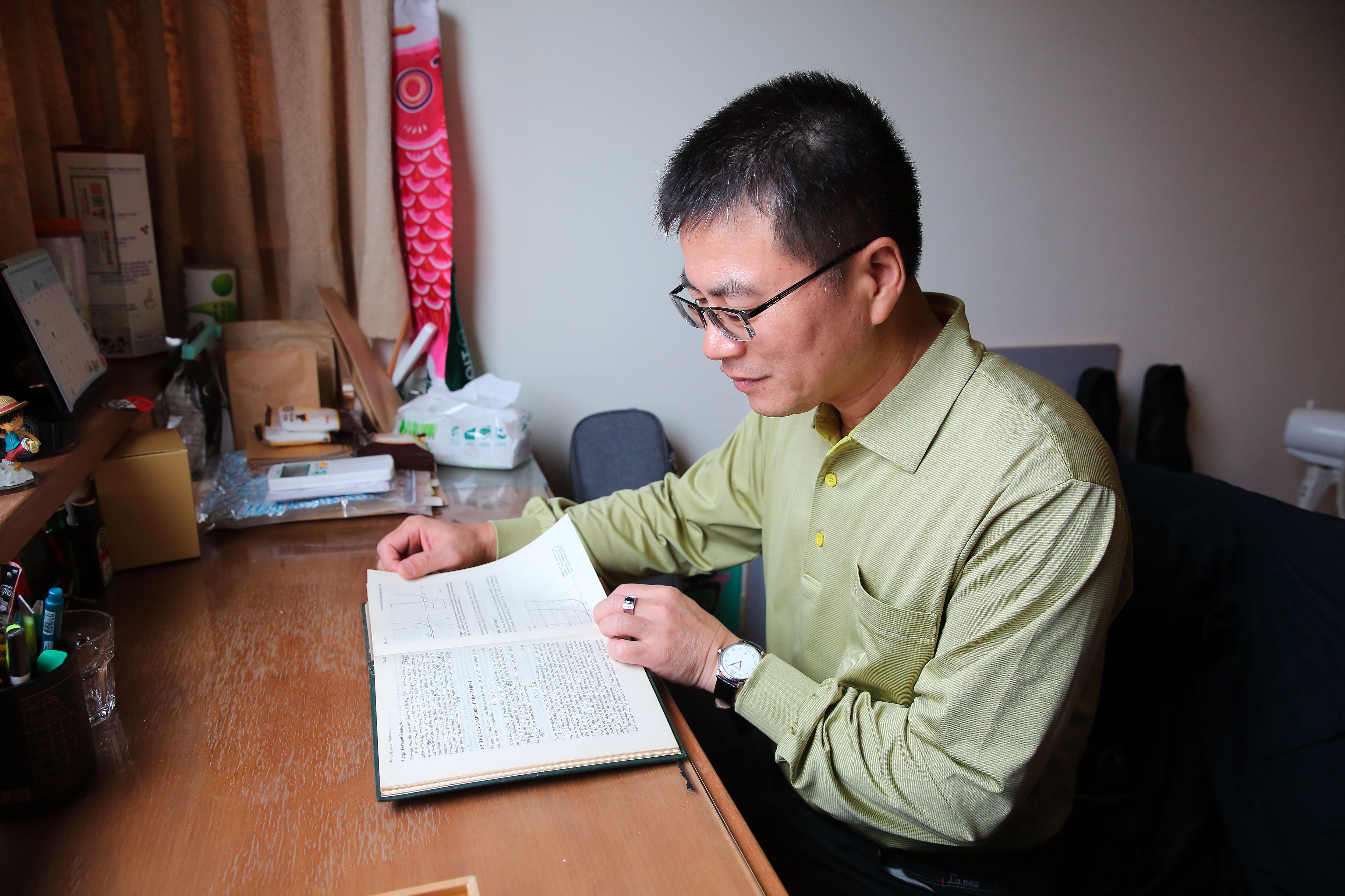 李傳德喜歡鑽研外人覺得枯燥乏味的原文技術書，而且一開始研究後，往往忘了吃飯和睡覺，但自嘲說，叫他讀英文小說他才讀不下去。