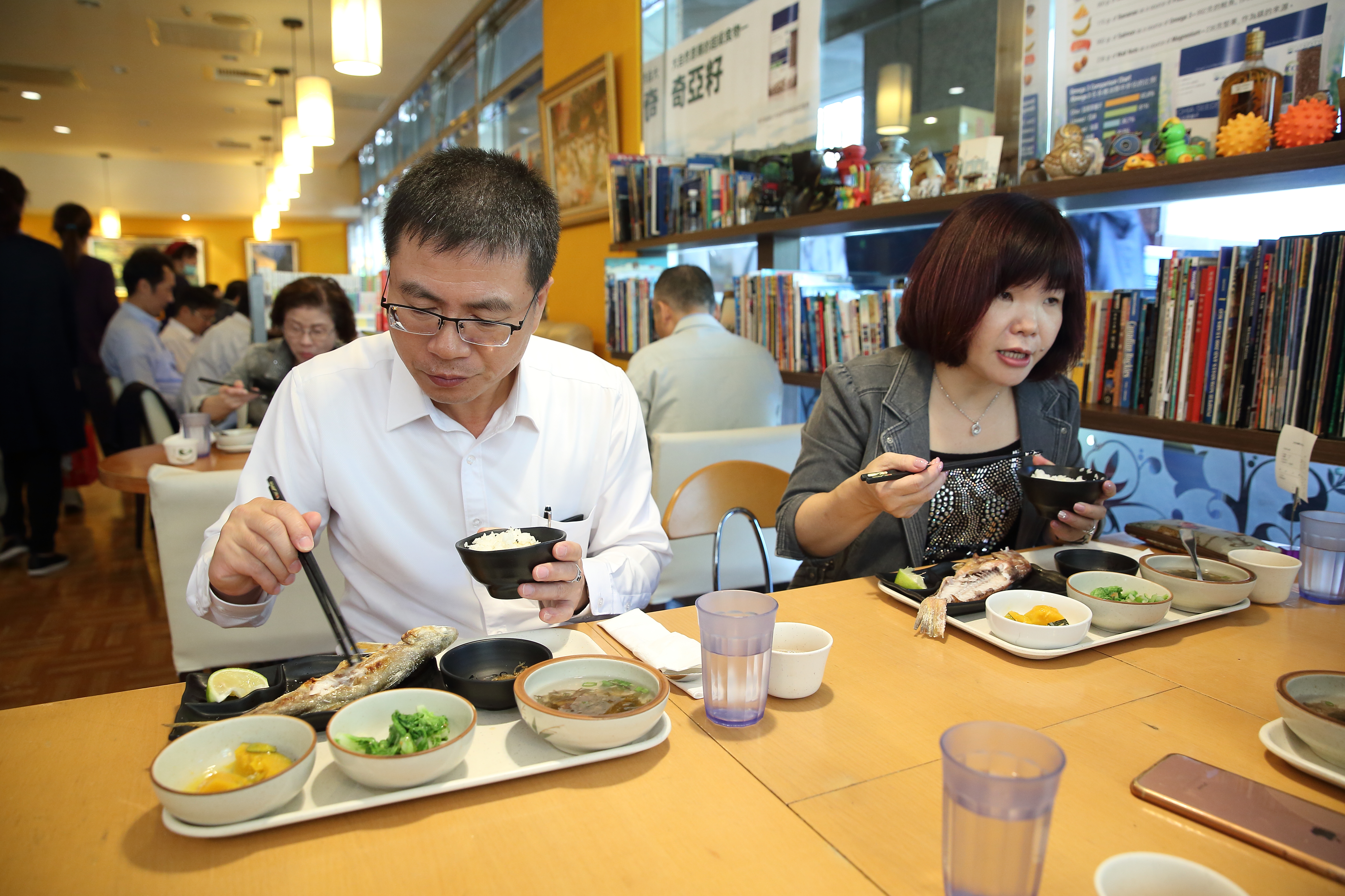 李傳德（左）2004年成立維田，找來妻子魏秀鳳（右）負責維田的採購、工廠管理，夫妻兩人中午都會一起用餐，邊聊公司狀況。