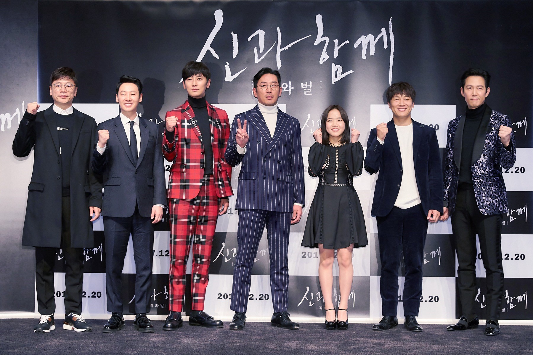 《與神同行》舉辦試片記者會，導演金容華（左起）率金東昱、朱智勳、河正宇、金香起、車太鉉、李政宰等演員同亮相。（采昌國際多媒體提供）