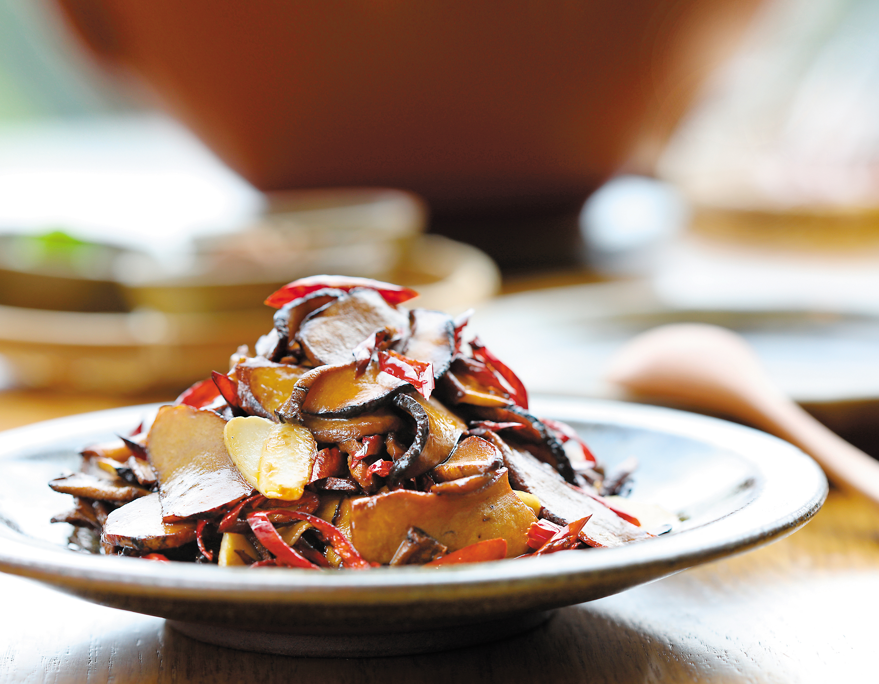 主廚說，雲南人炒菜必放大蒜，這道時令菜「乾辣椒炒見手青」，吃的是少見的蕈菇與大蒜、辣椒爆炒的迷人香氣。（人民幣188元／份，約NT$866）