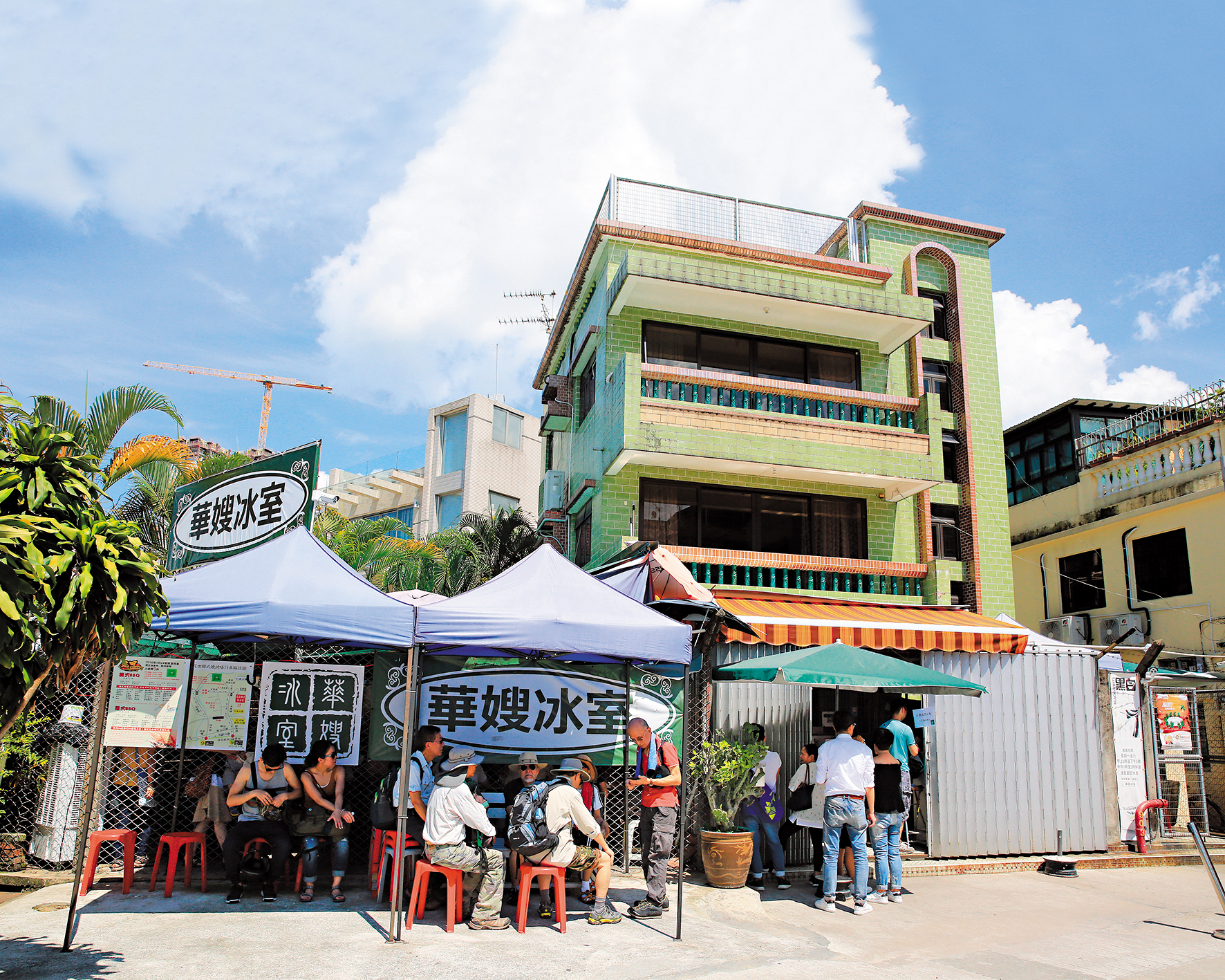 夏天的平日，日頭炎炎，「華嫂冰室」前依舊大排長龍。