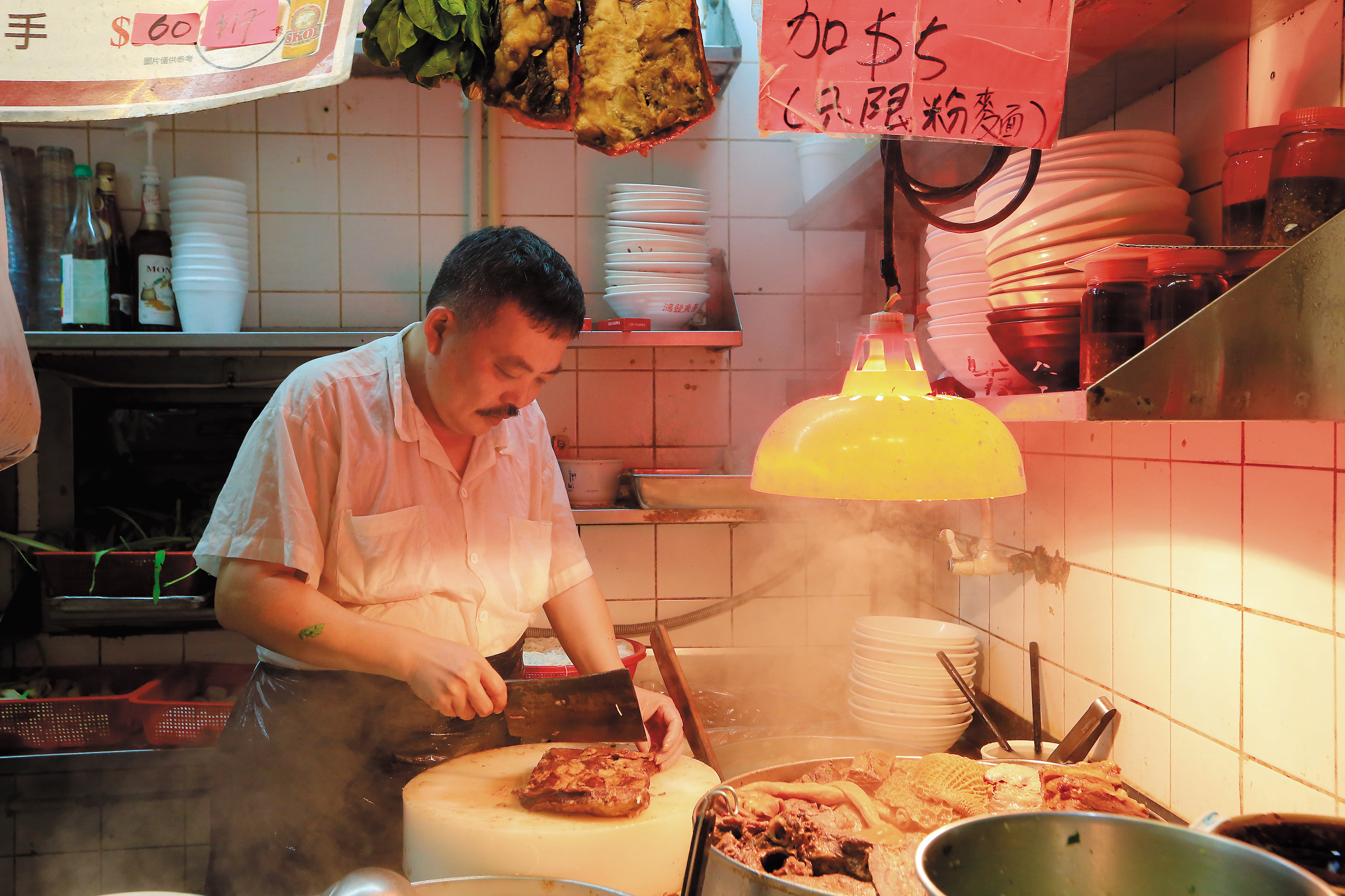 老闆手不停地切著牛腩，賣完就要明日請早。
